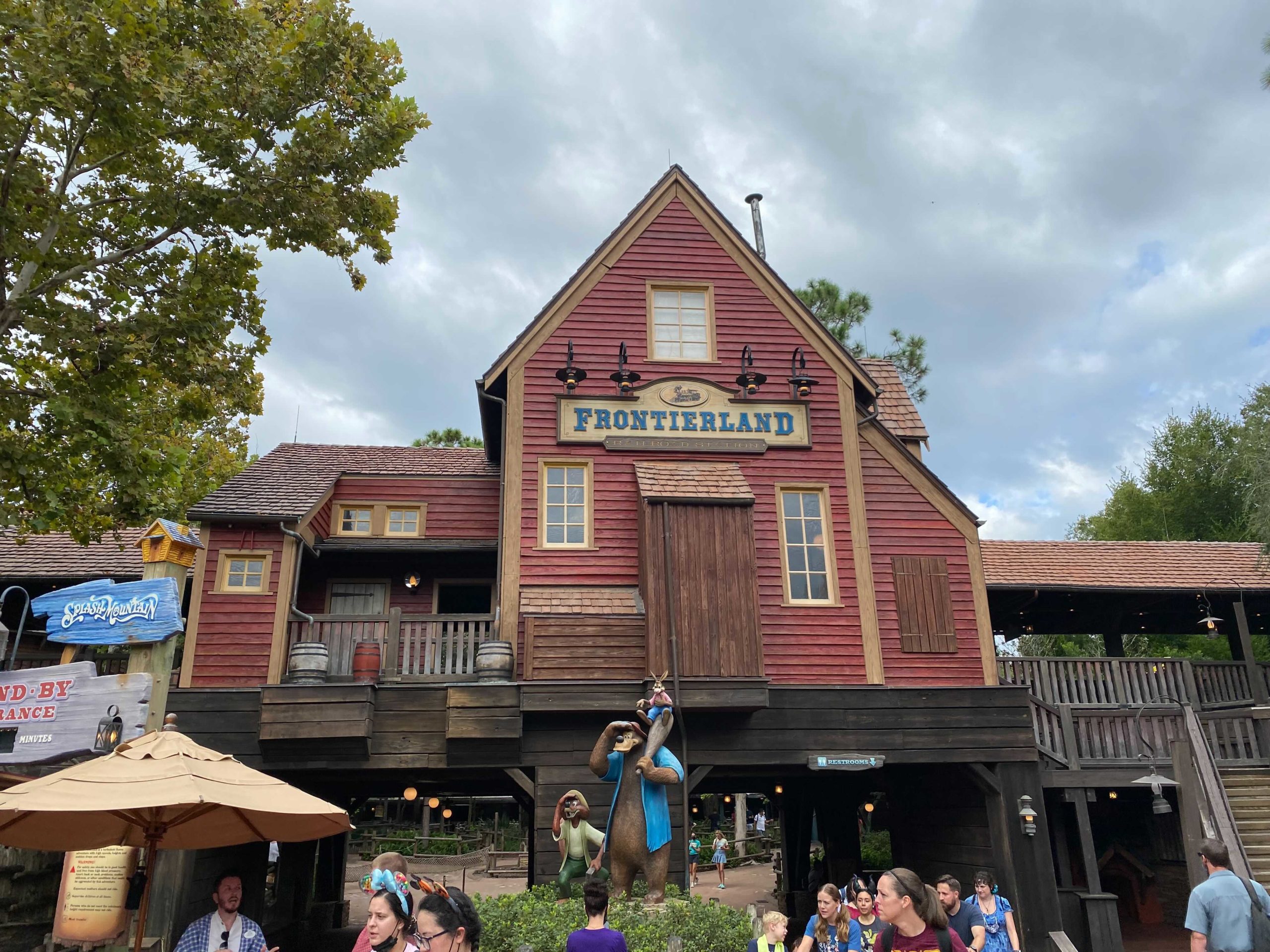 frontierland-train-station-2