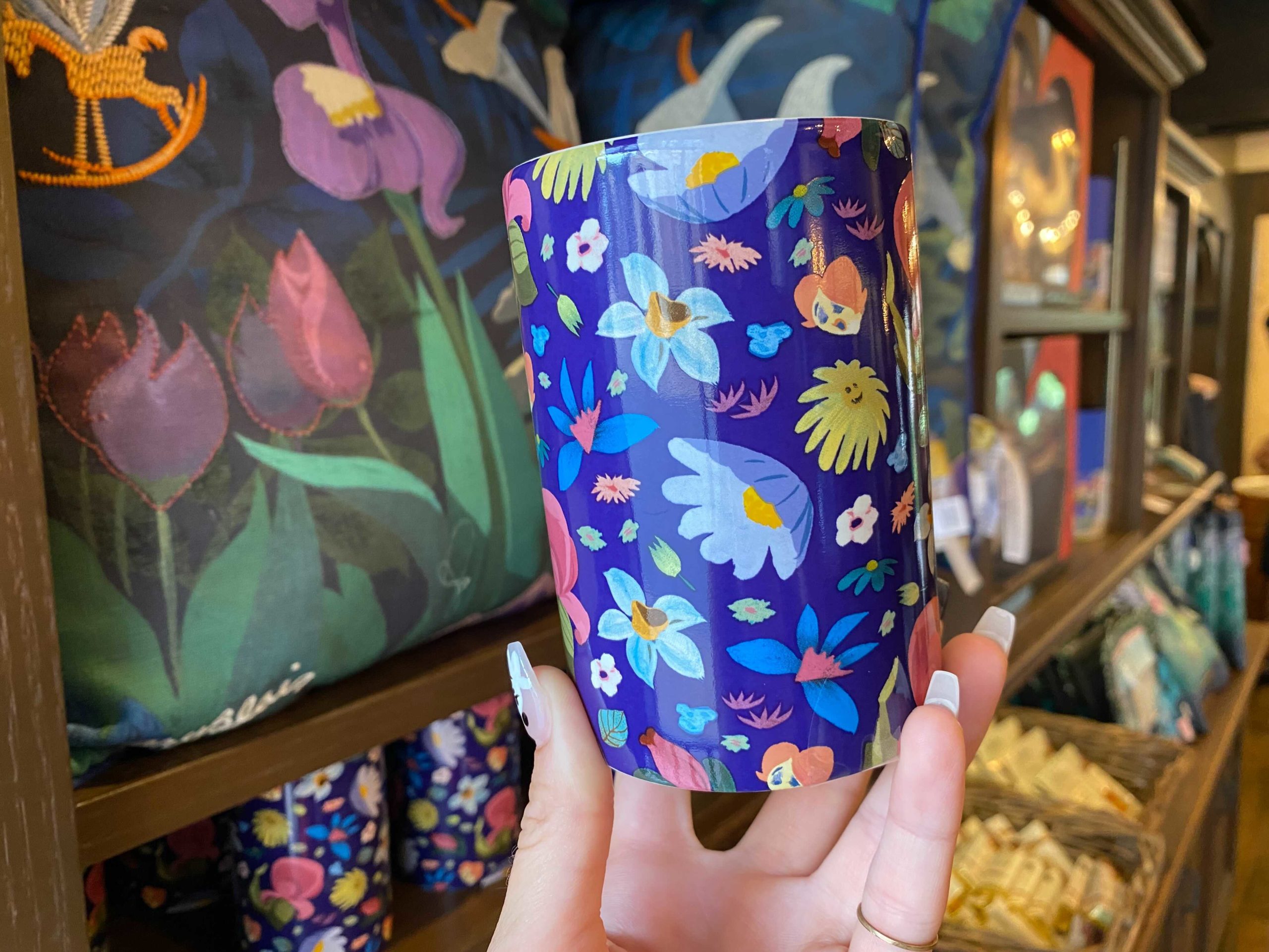 mary-blair-alice-in-wonderland-scented-candle-3