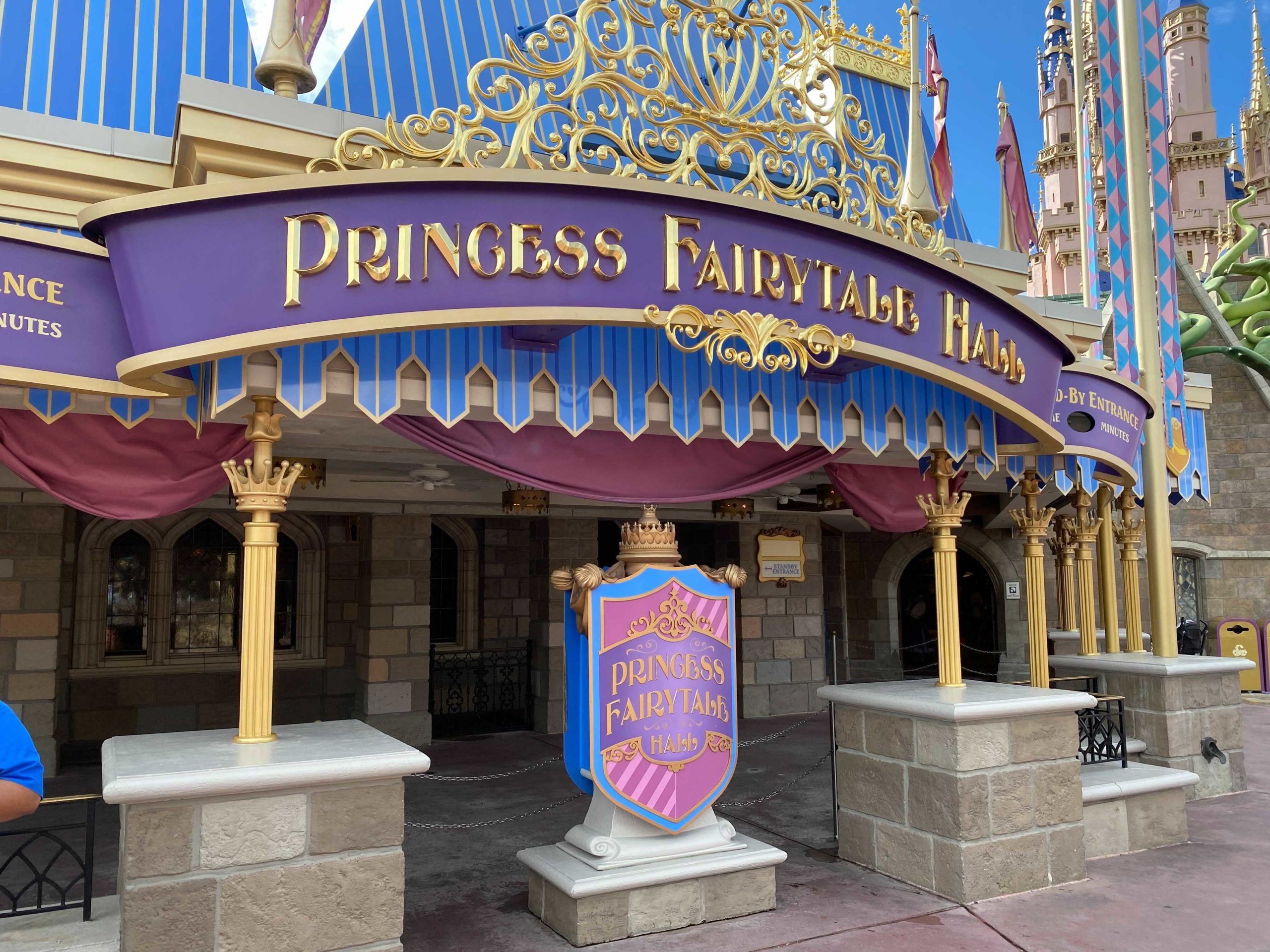 princess-fairytale-hall-gold-posts-added-6656338