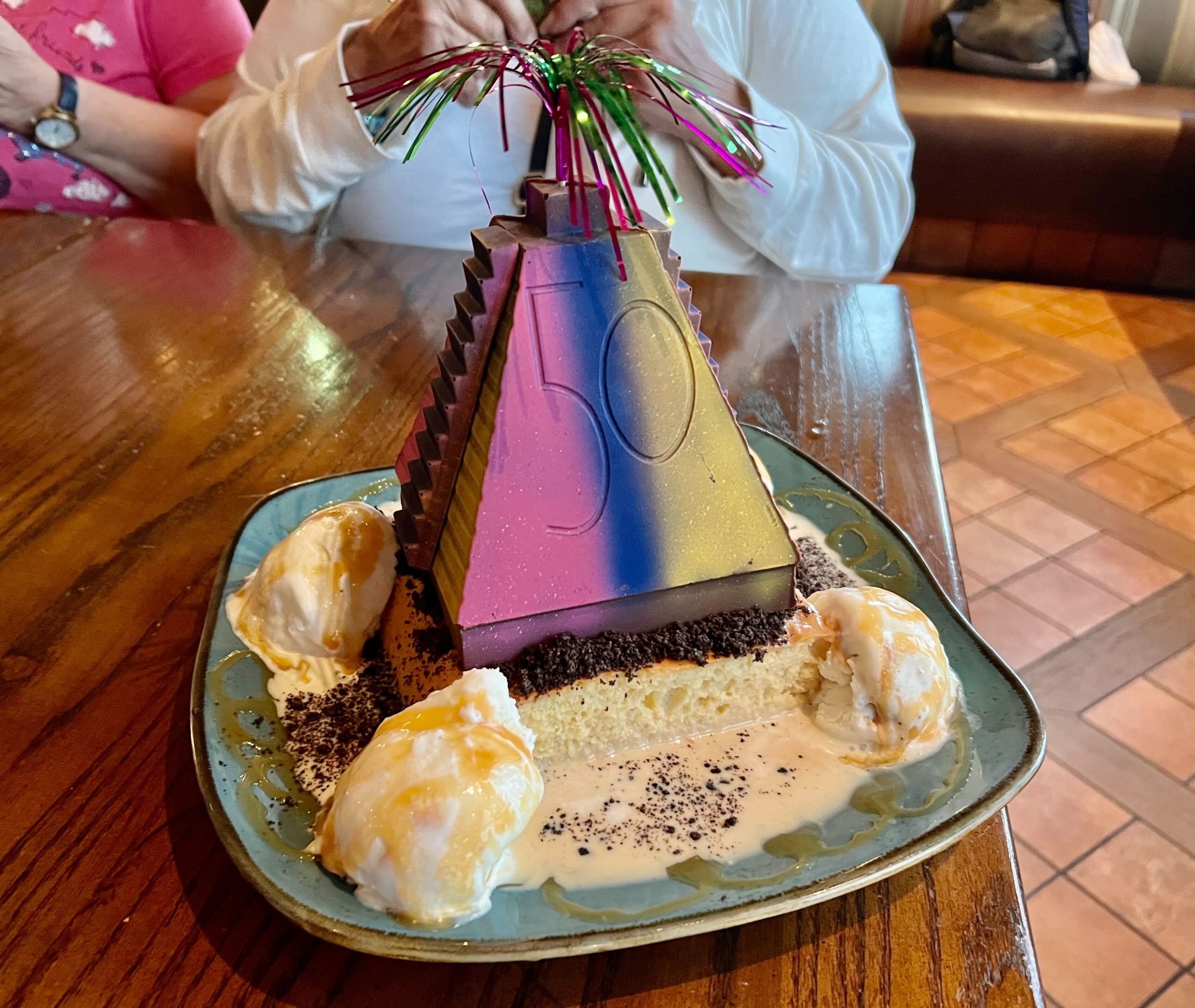 50th-fiesta-pyramid-cake-2-3667495