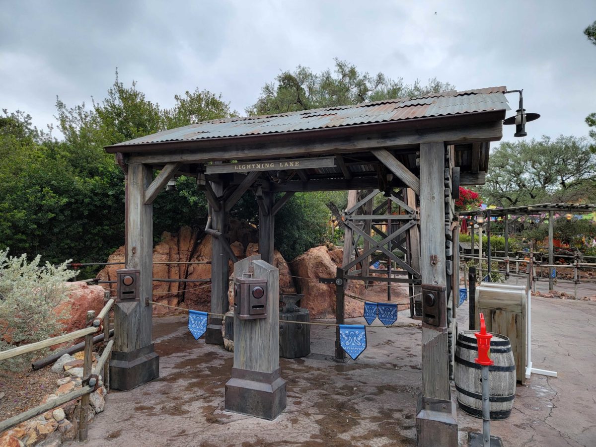 disneyland-big-thunder-lightning-lane-103022-4192480