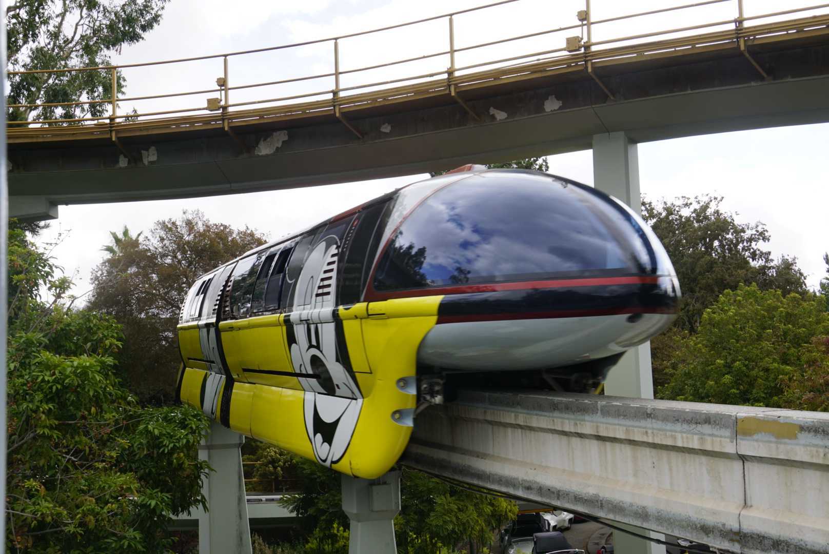 disneyland-monorail-3742-2853915
