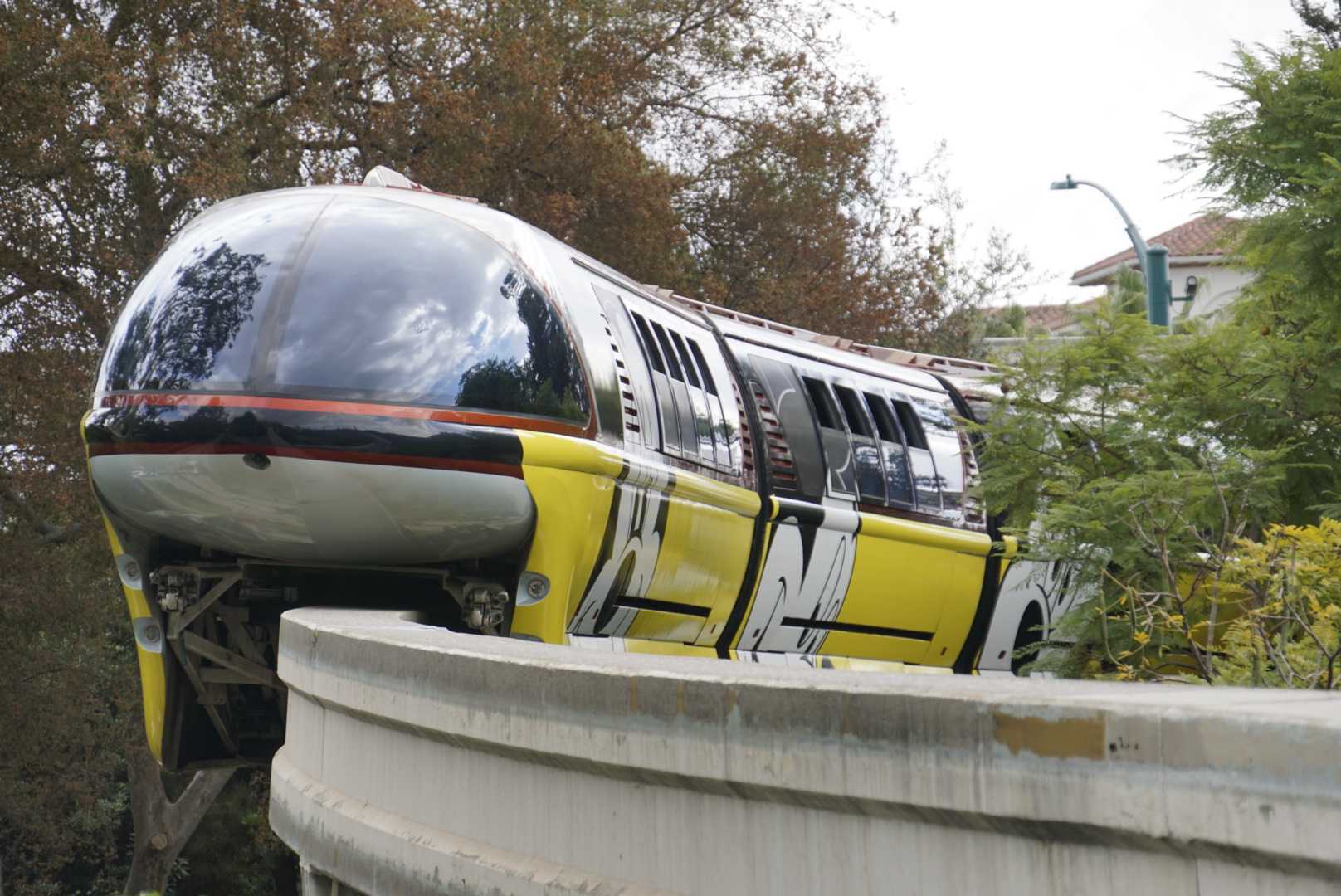disneyland-monorail-3754-7707404