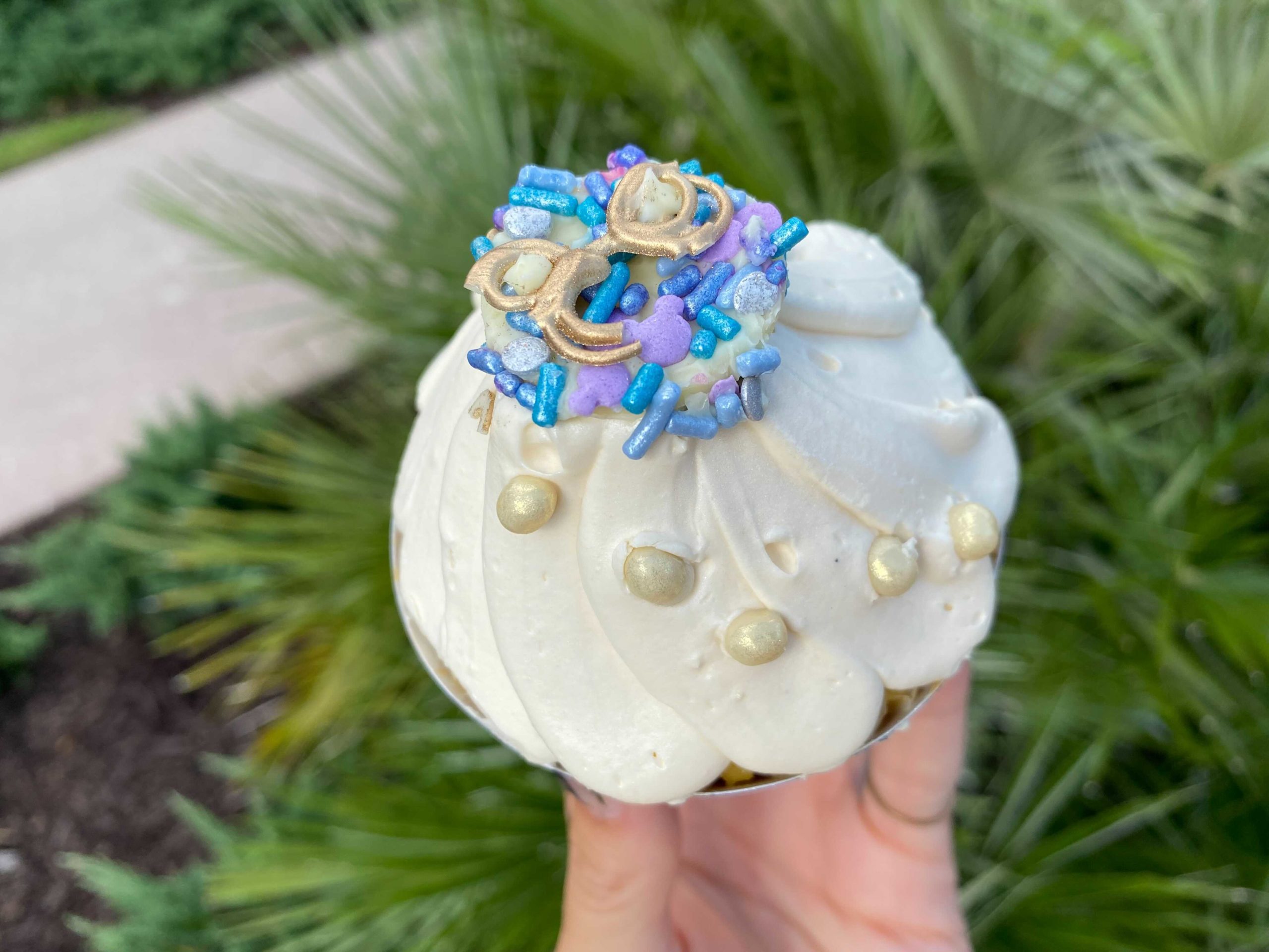 riviera-50th-anniversary-cupcake-9-5913540