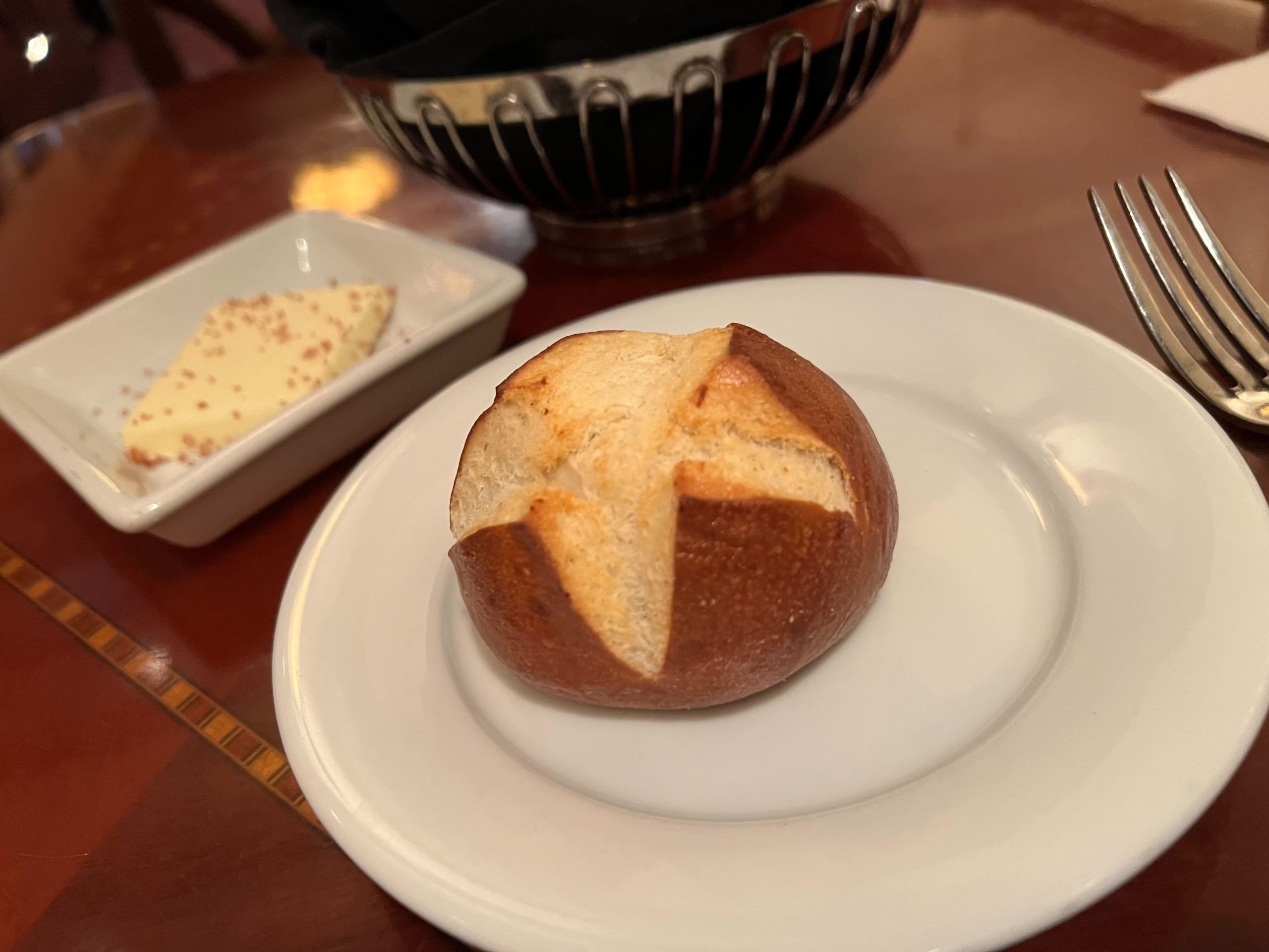 brown-derby-pretzel-roll-2429323