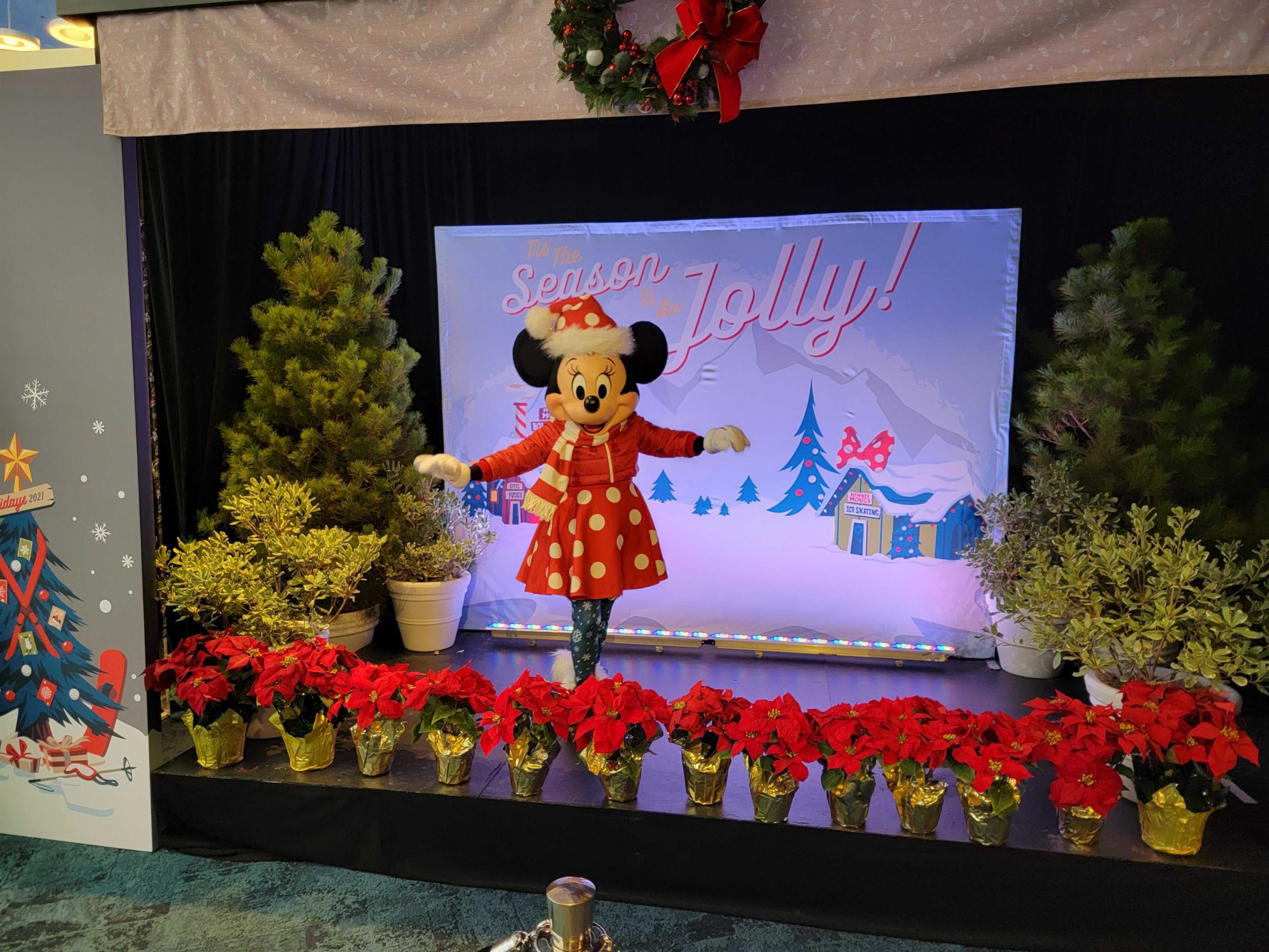 christmas-minnie-at-magic-key-lounge-dl132401-9303291