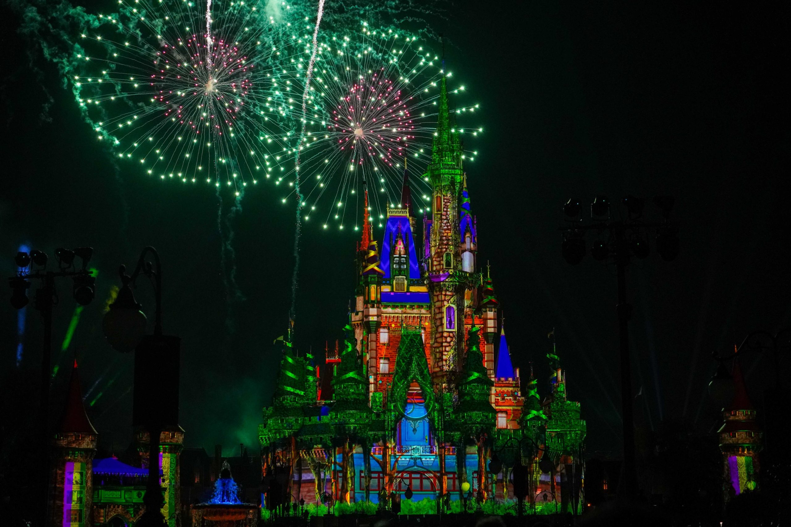 disney-enchantment-fireworks-cinderella-castle-2519-3937722