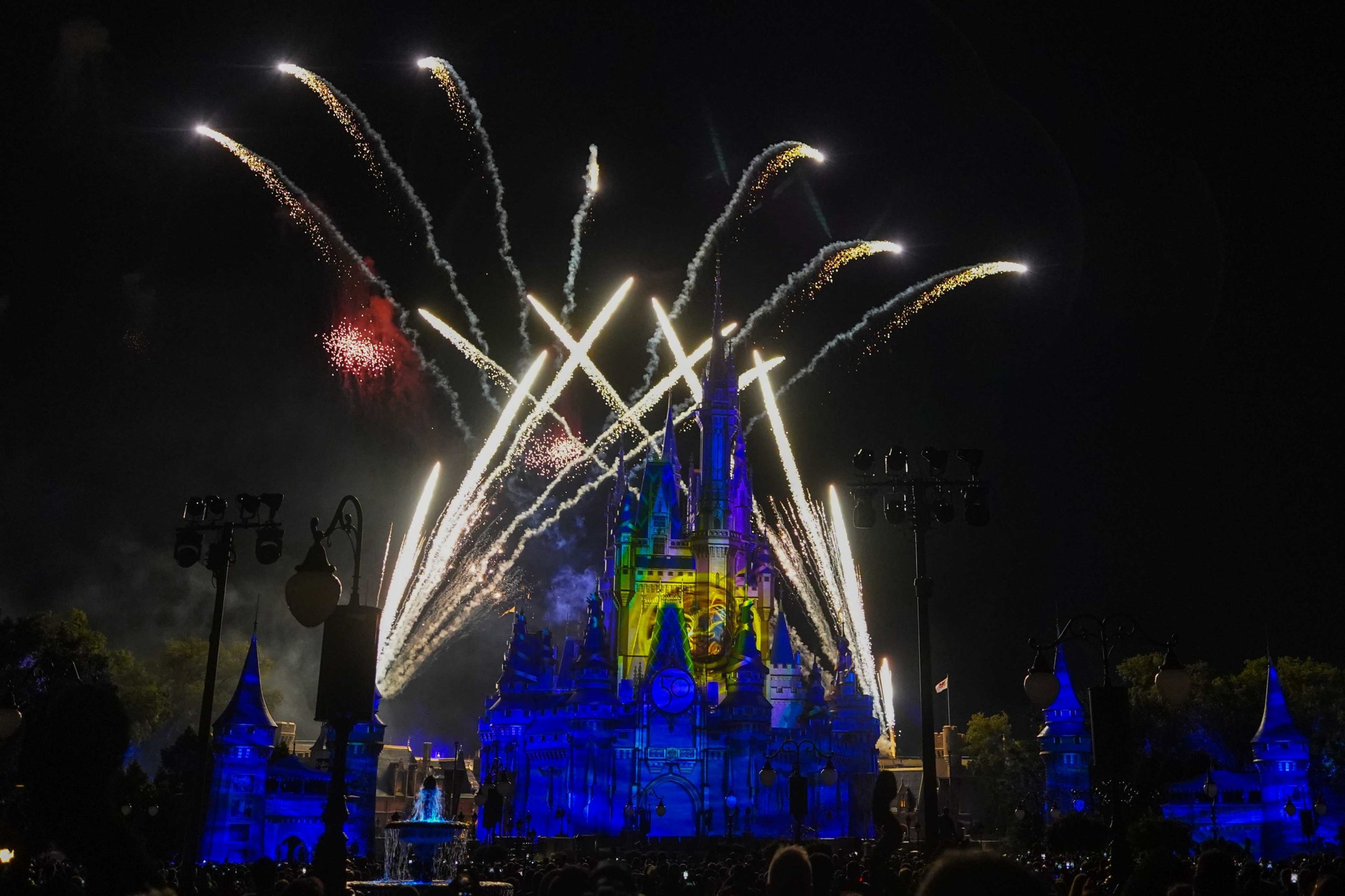 disney-enchantment-fireworks-cinderella-castle-b-2570-7284210