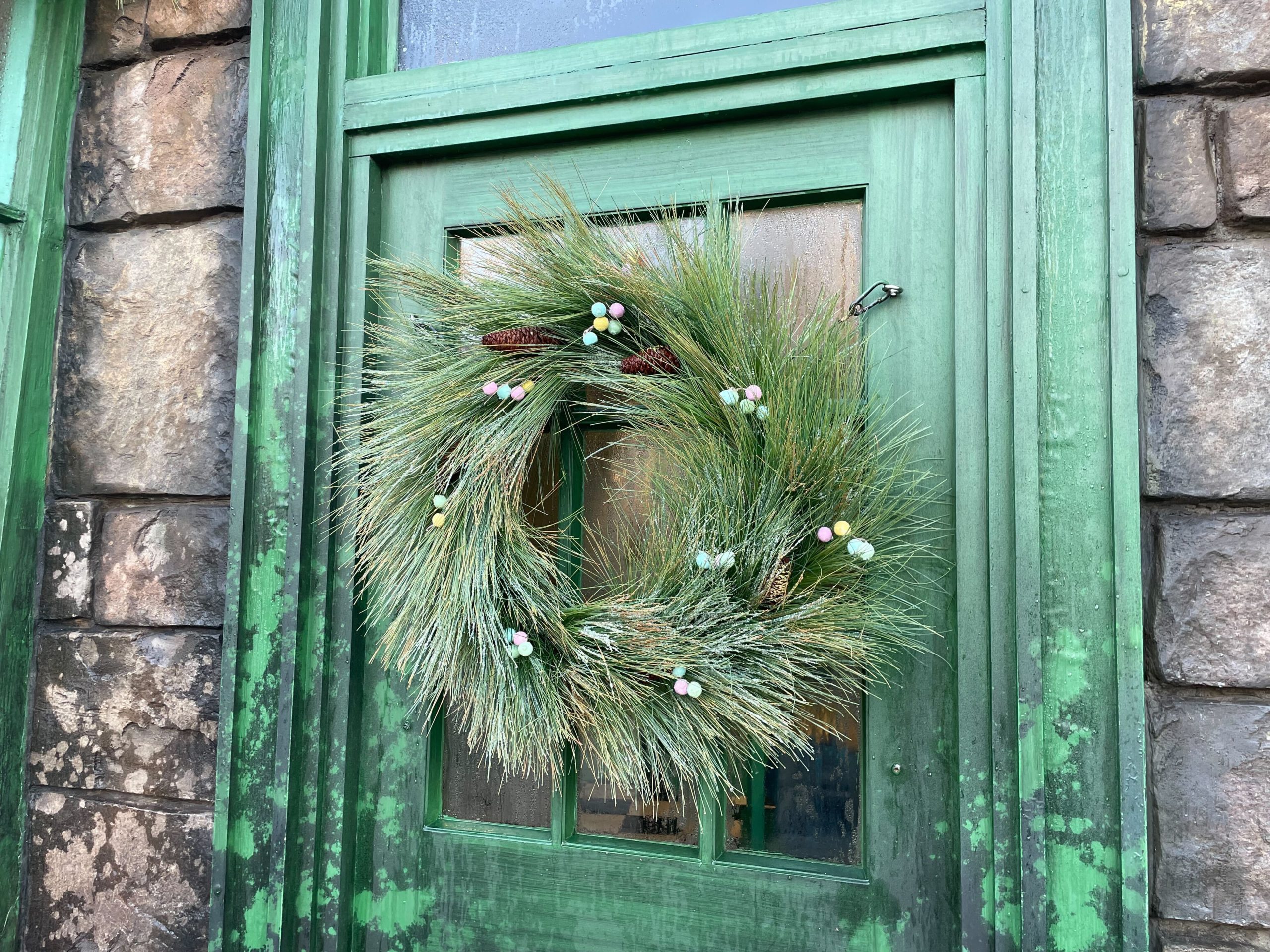 hogsmeade-christmas-decorations-18-3883268