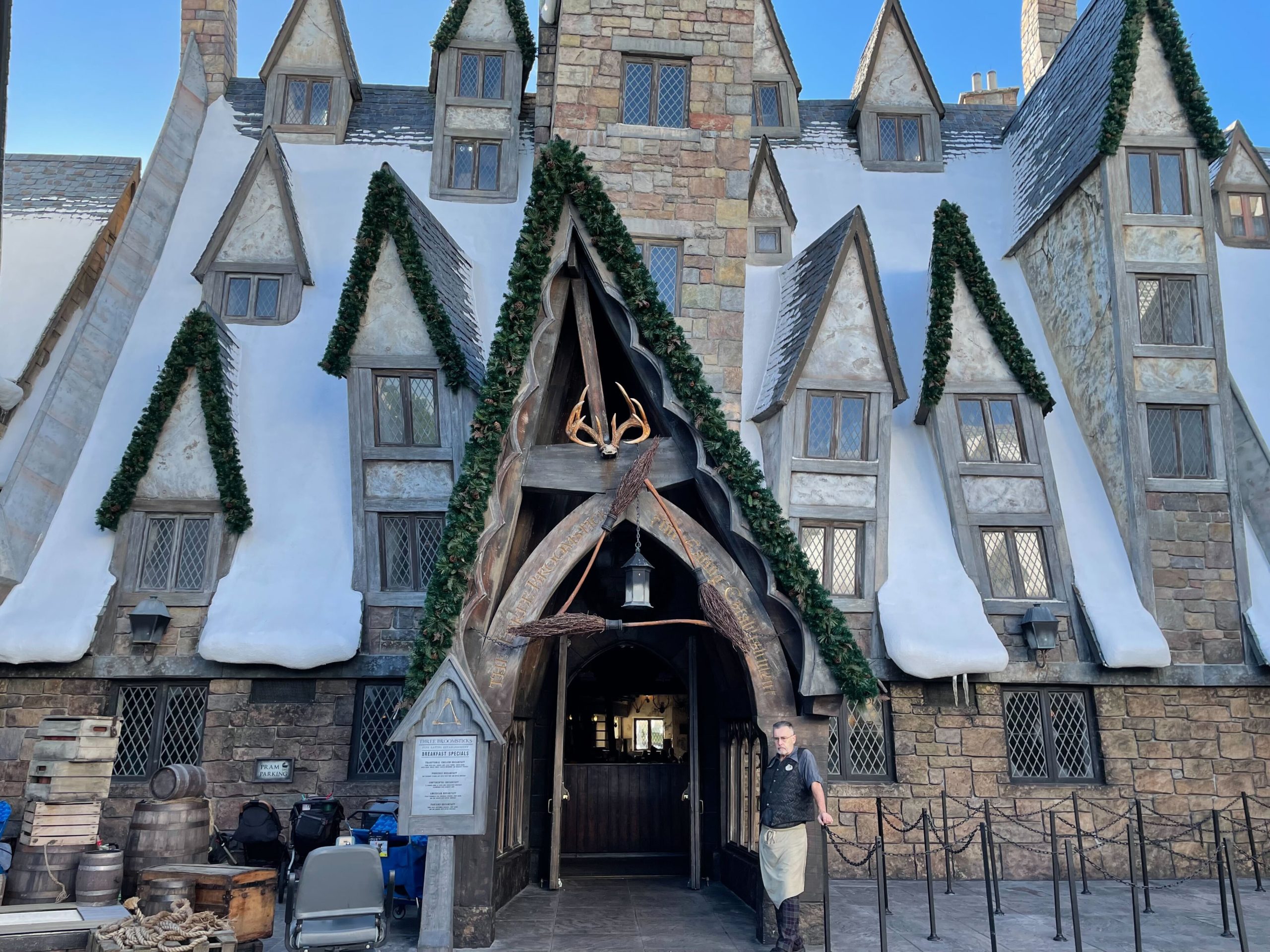 hogsmeade-holiday-decorations-2021-1