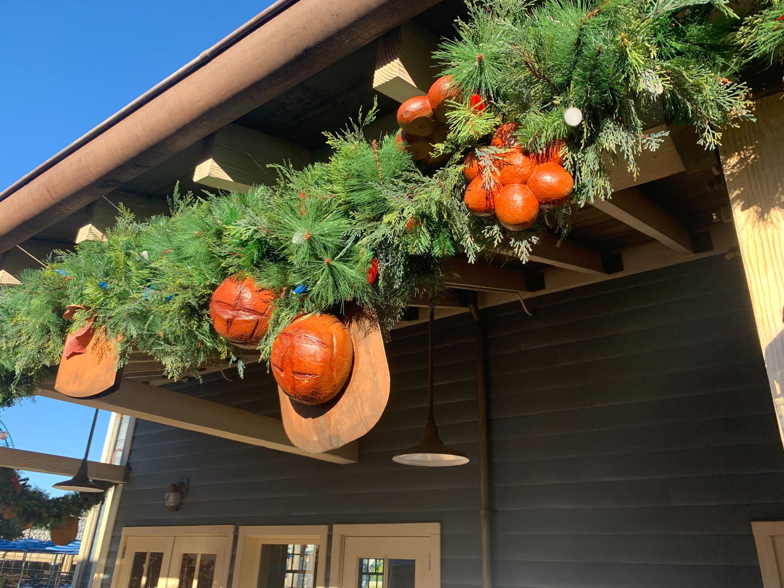 holiday-decorations-dca-pacific-wharf-cafe-2