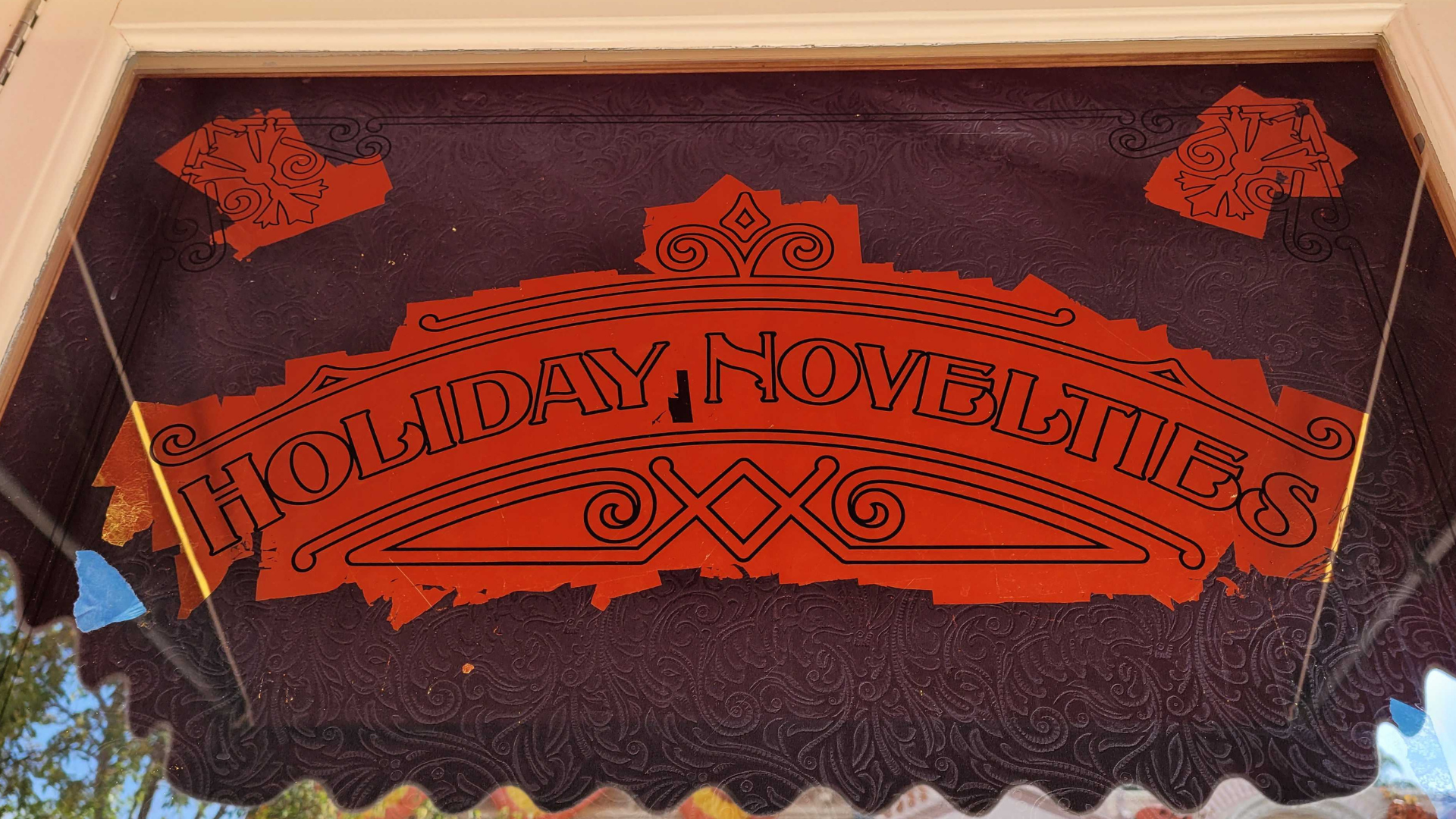 plaza-point-holiday-shoppe-holiday-novelties-window-lettering