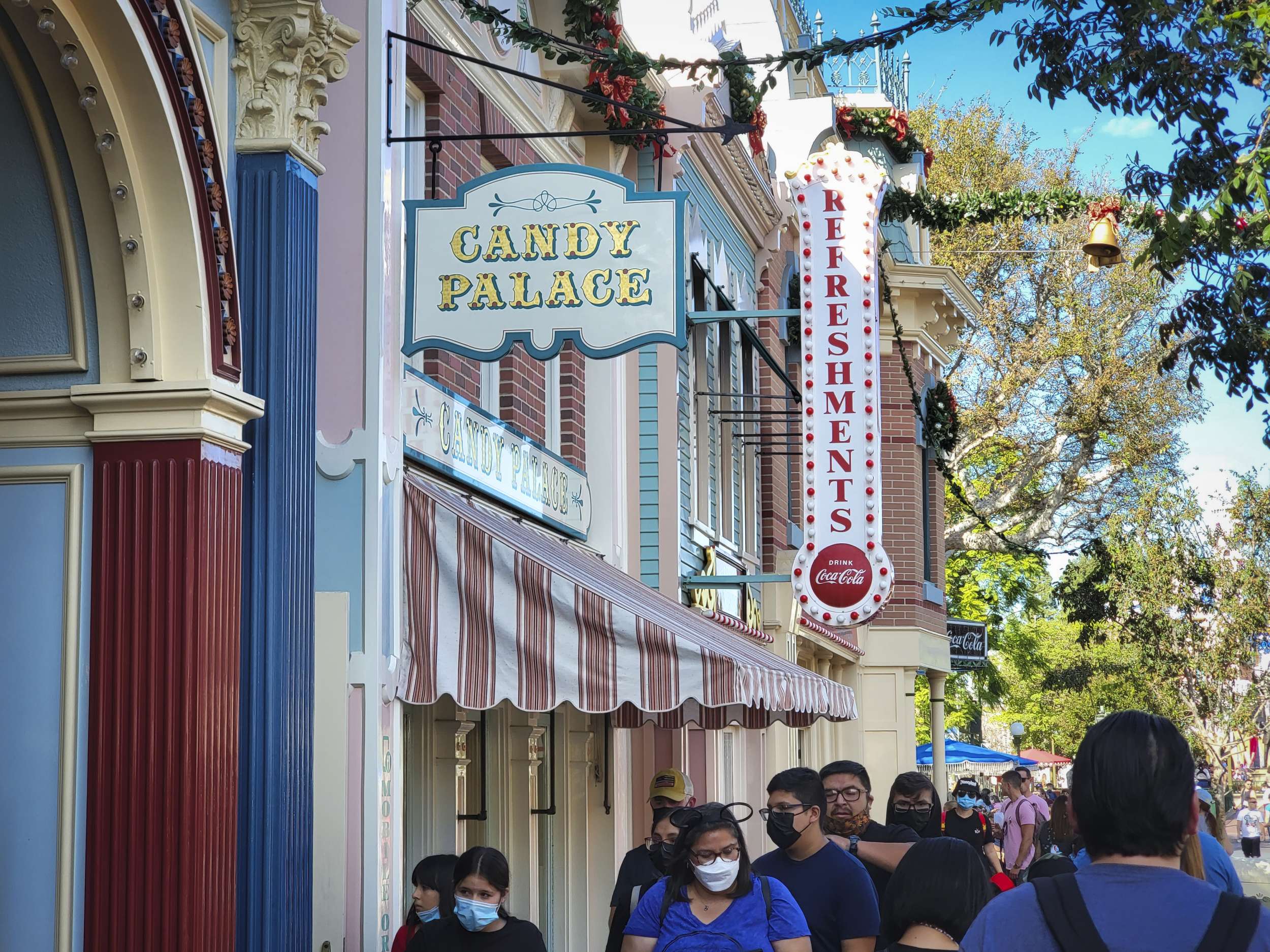 candy-palace-exterior-disneyland