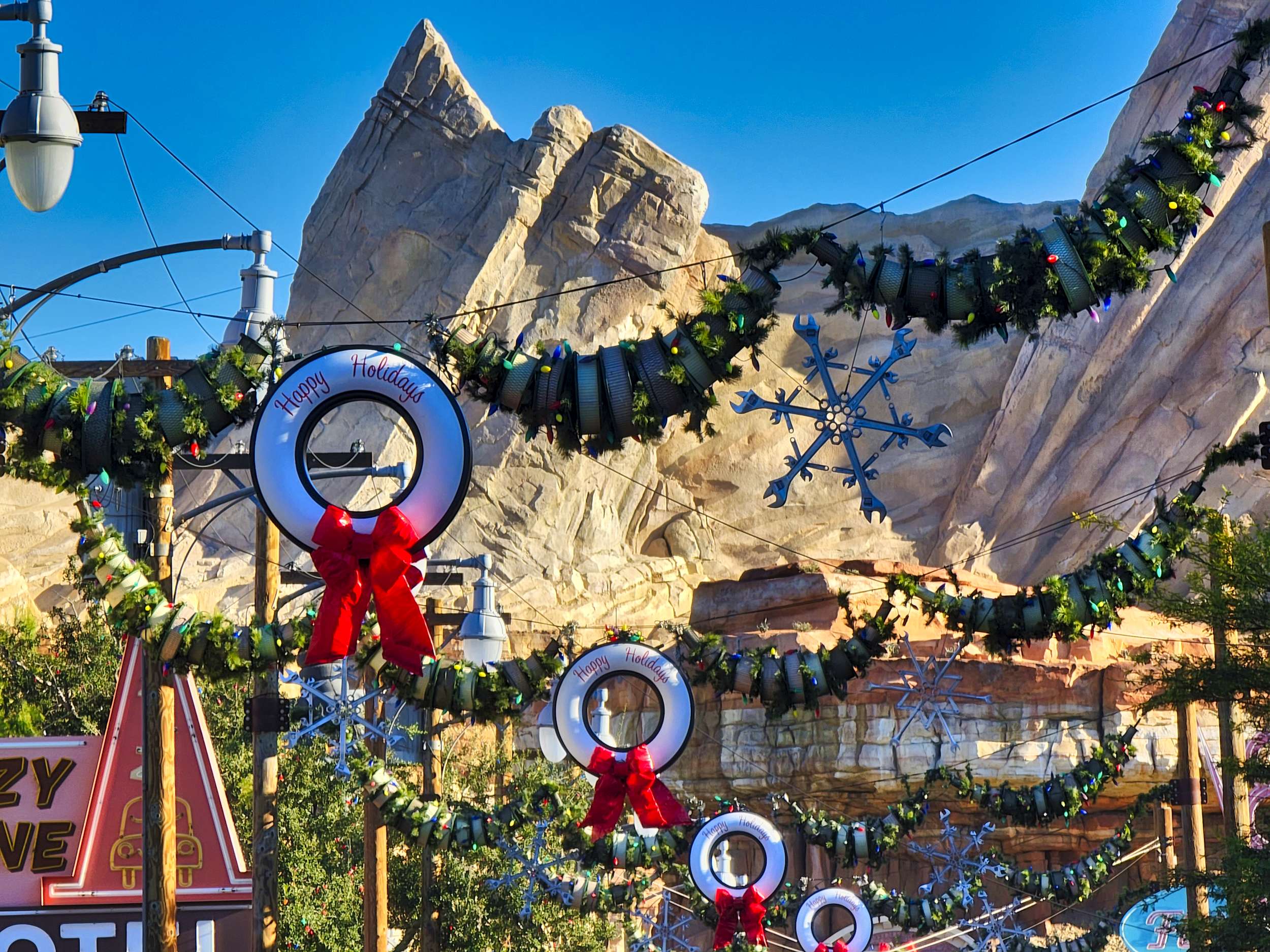 cars-land-holiday-deco
