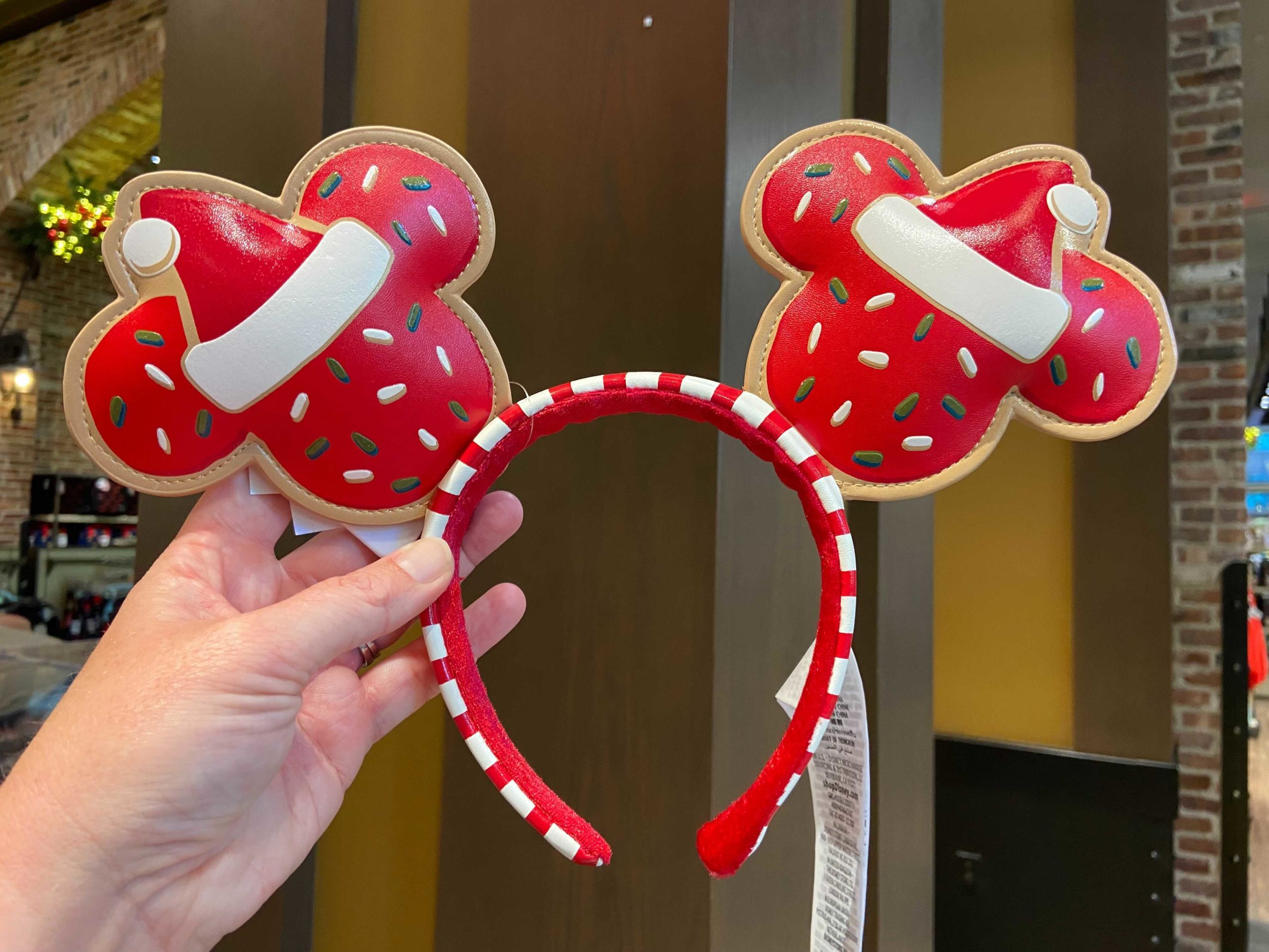 dlr_christmascookiemickeyears_3