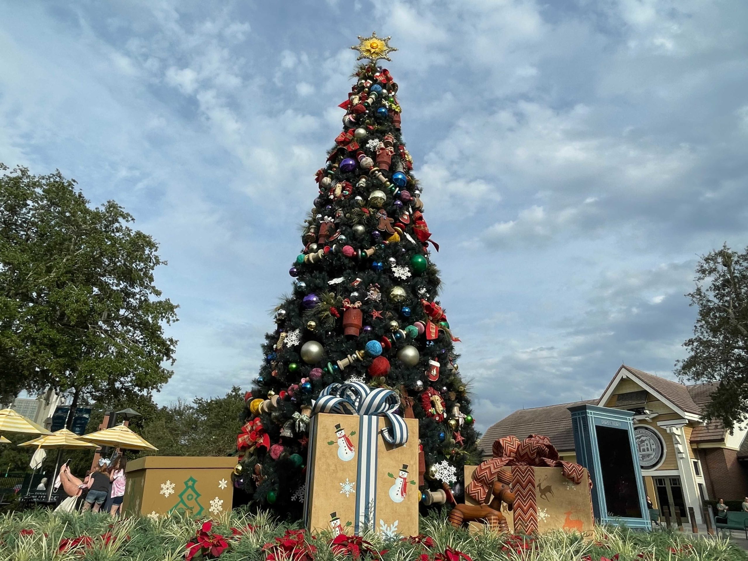 disney-springs-christmas-tree-t101943-676-4123848
