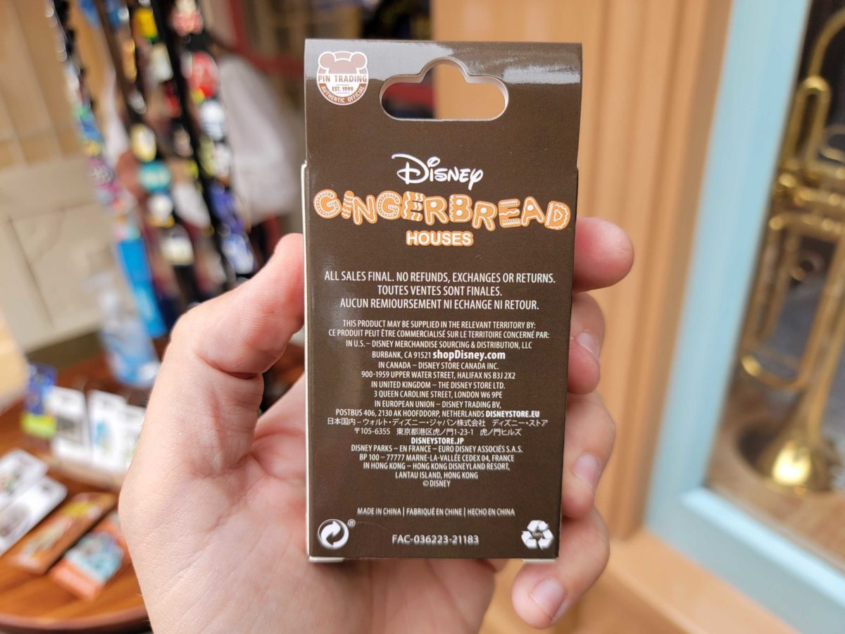disneyland-pins-november-112105-4730591