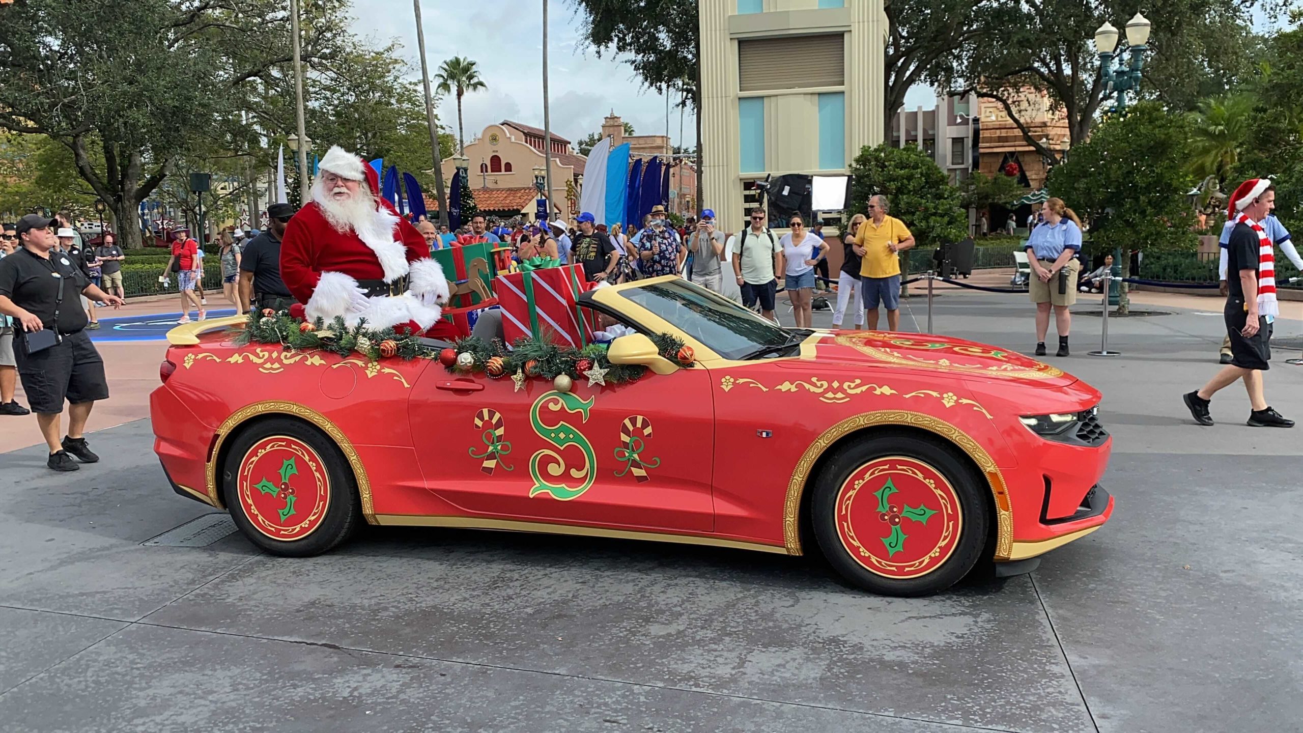disneys-hollywood-studios-santa-cavalcade-5-3542224