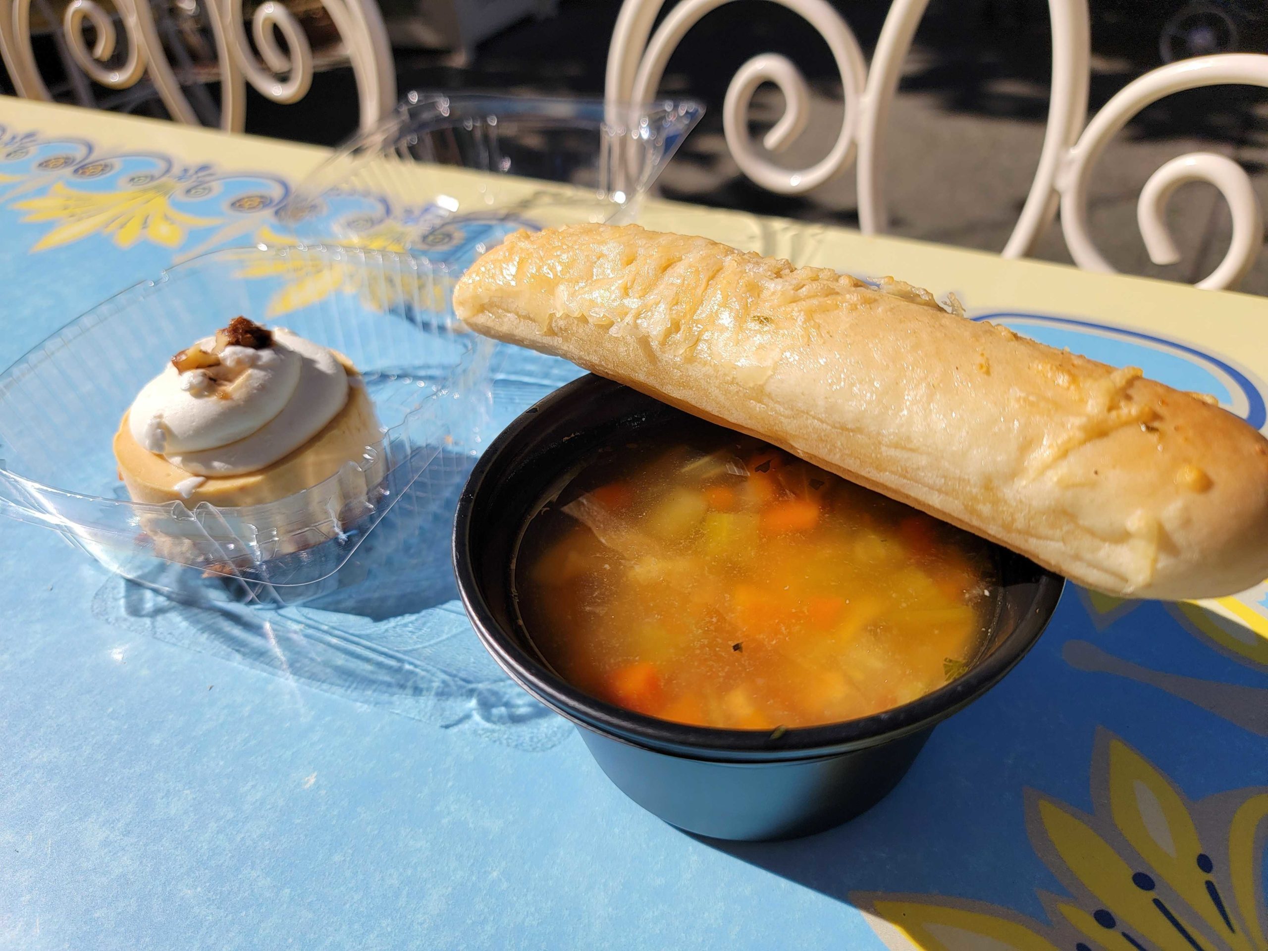 jolly-holiday_105100-2458023