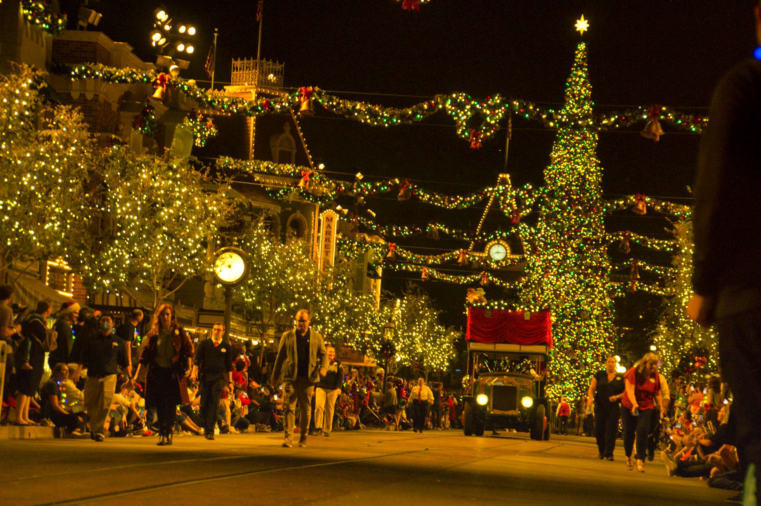 main-street-merriest-nights-disneyland-holiday-muppets-show-omnibus