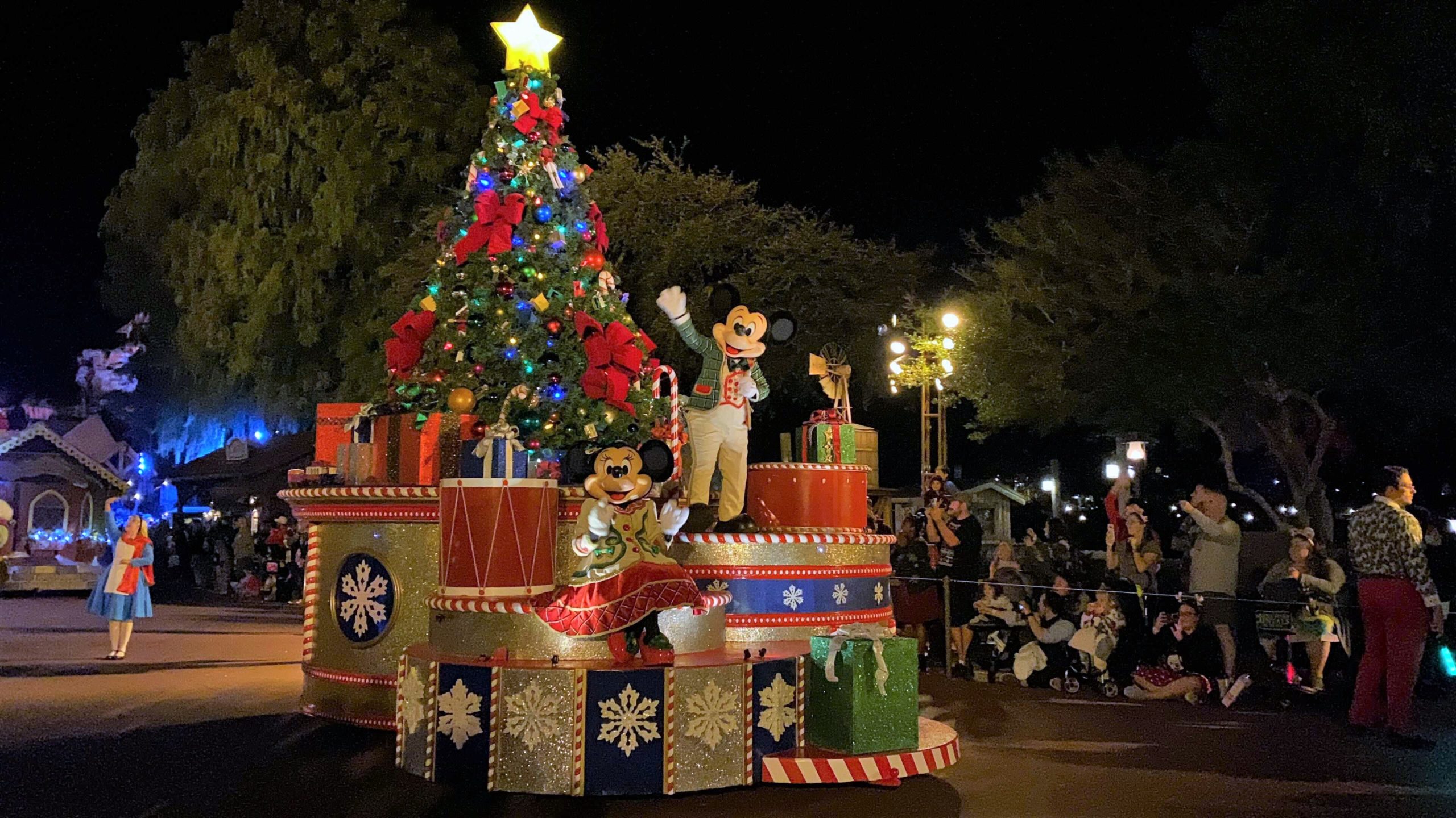 mickeys-once-upon-a-christmastime-parade-1-2242859