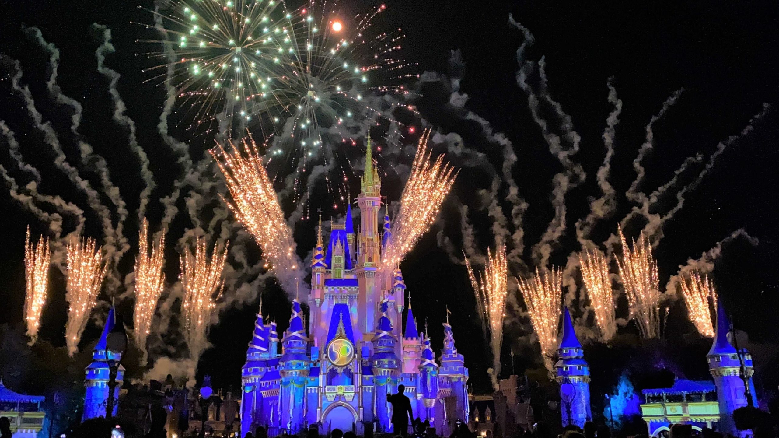 minnies-wonderful-christmastime-fireworks-8