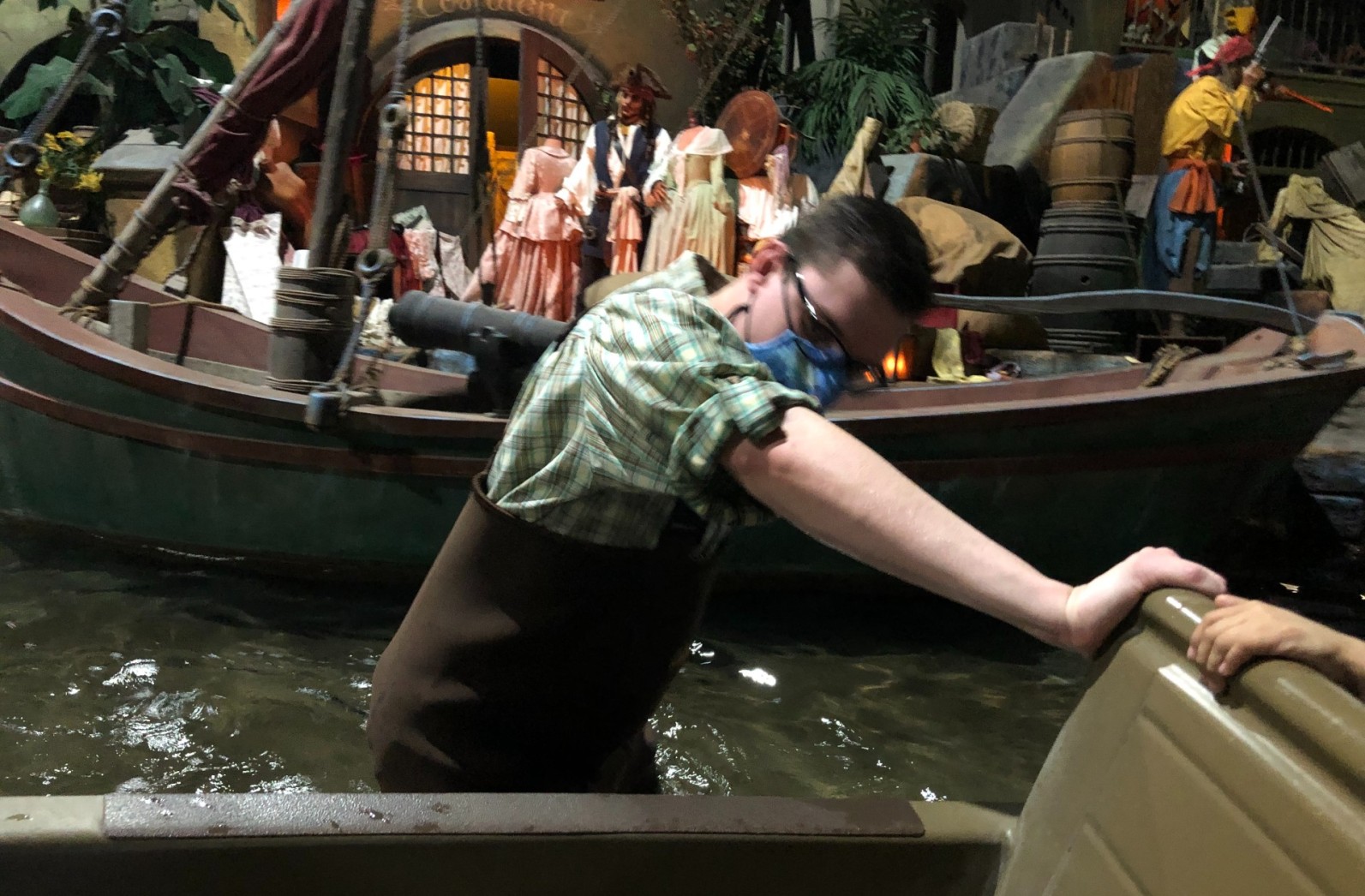 pirates-cast-member-evacuation-disneyland-8784819