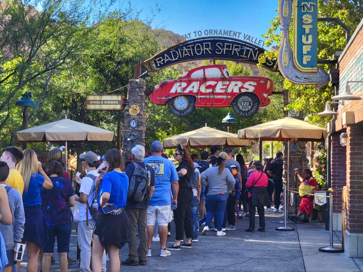 radiator-springs-racers-entrance-line