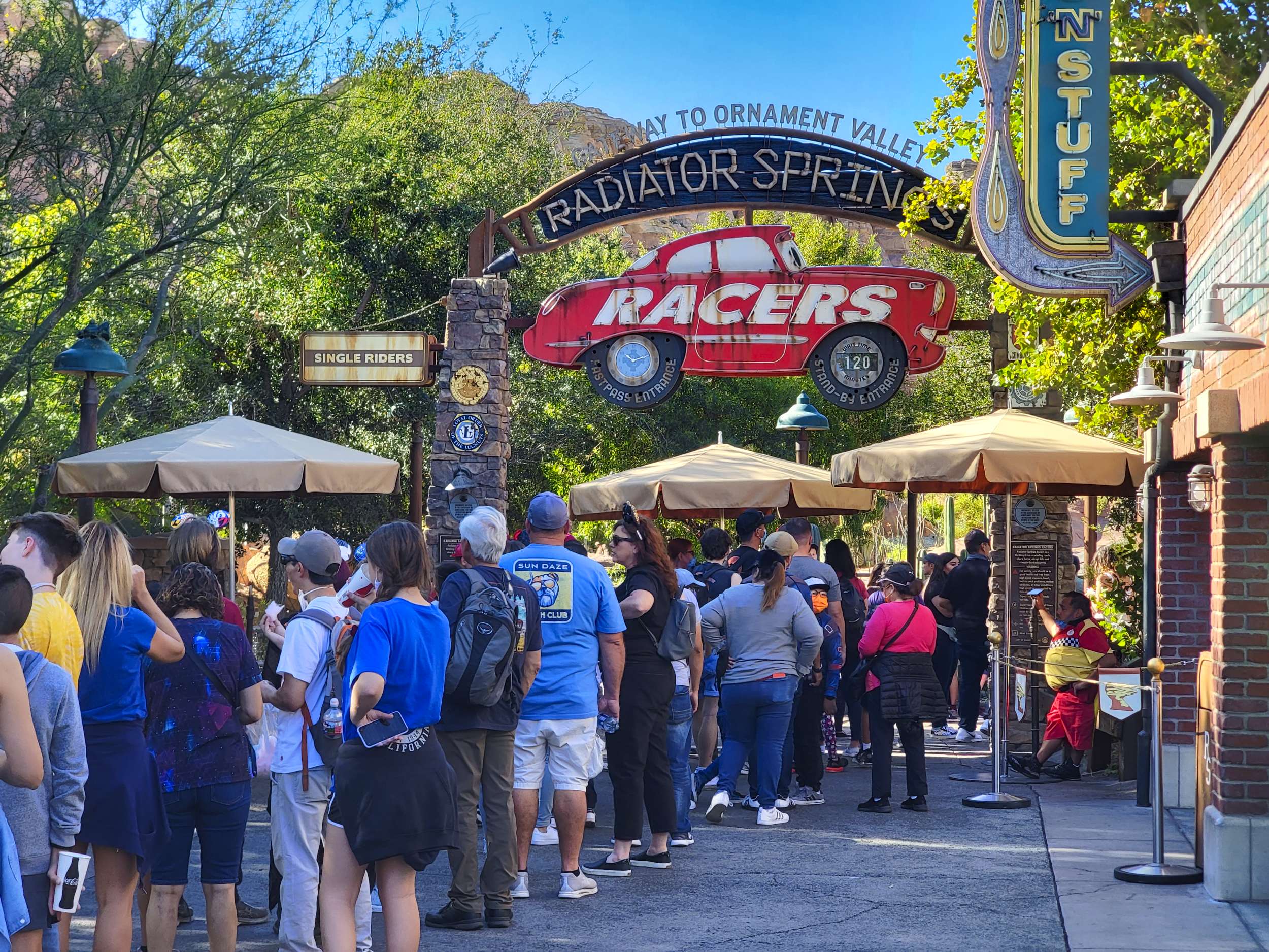 radiator-springs-racers-entrance-line