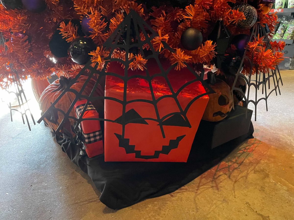 universal-orlando-resort-holiday-tree-hunt-2021-new-trees-31-4802088