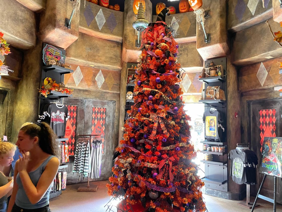 universal-orlando-resort-holiday-tree-hunt-2021-new-trees-36-5931037
