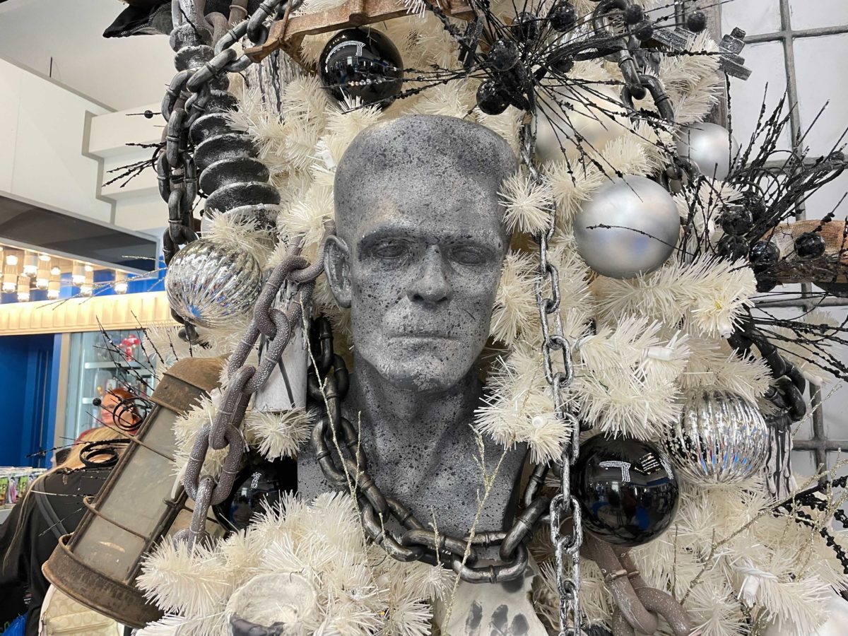 universal-orlando-resort-holiday-tree-hunt-2021-new-trees-77-4002668