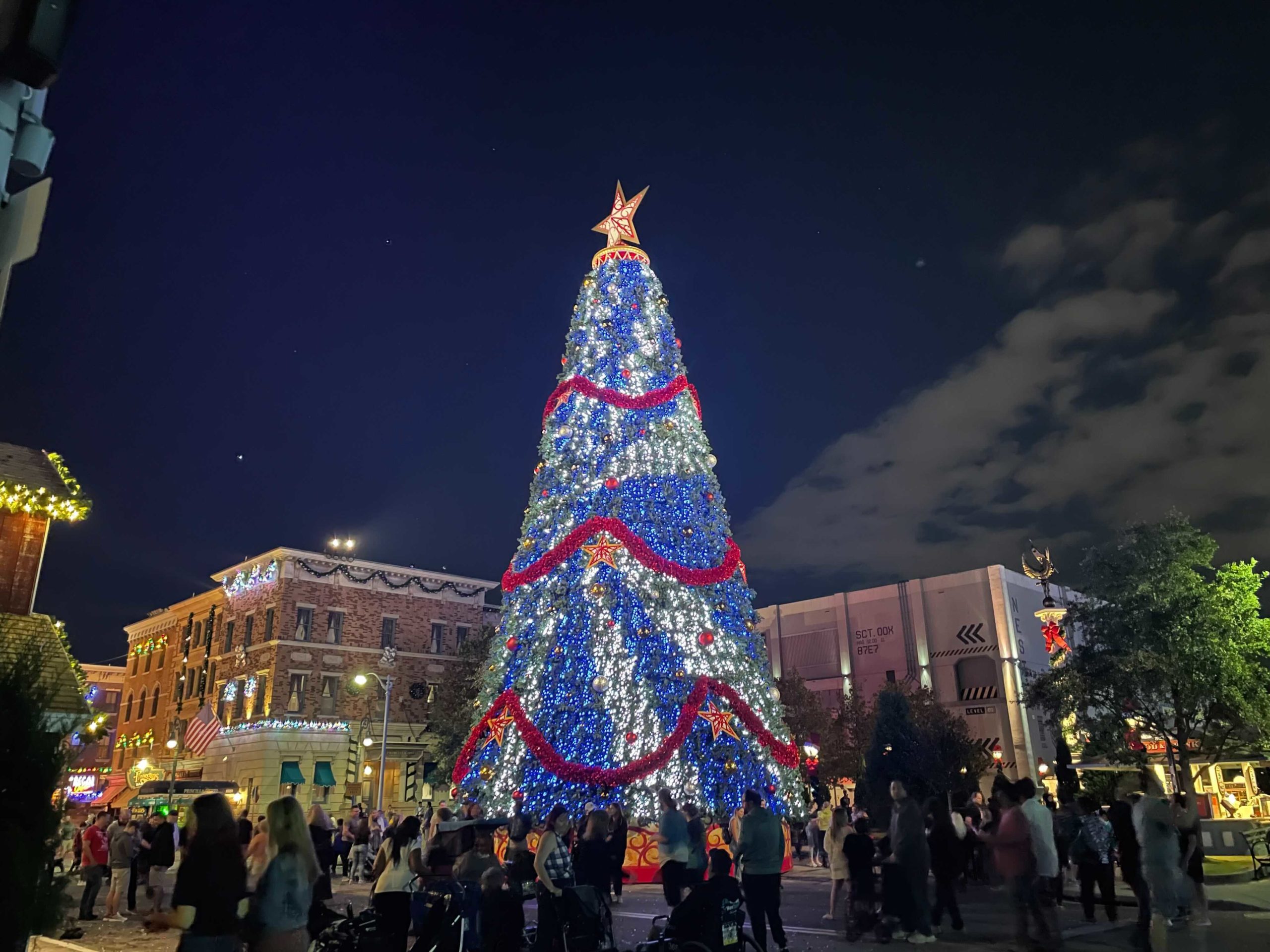 universal-studios-florida-christmas-tree-dancing-lights-2021-2-2969931