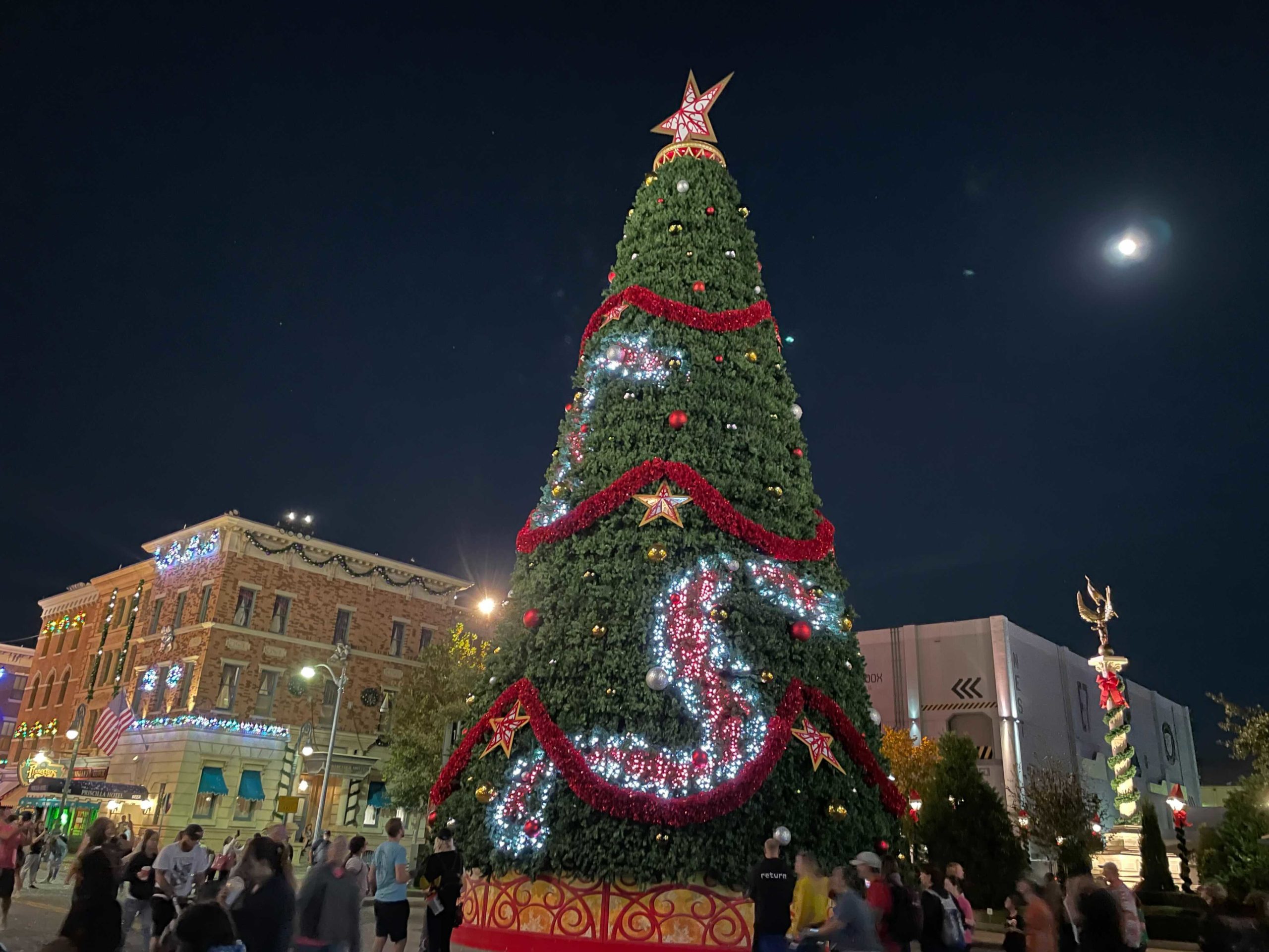 universal-studios-florida-christmas-tree-dancing-lights-2021-3-3627456