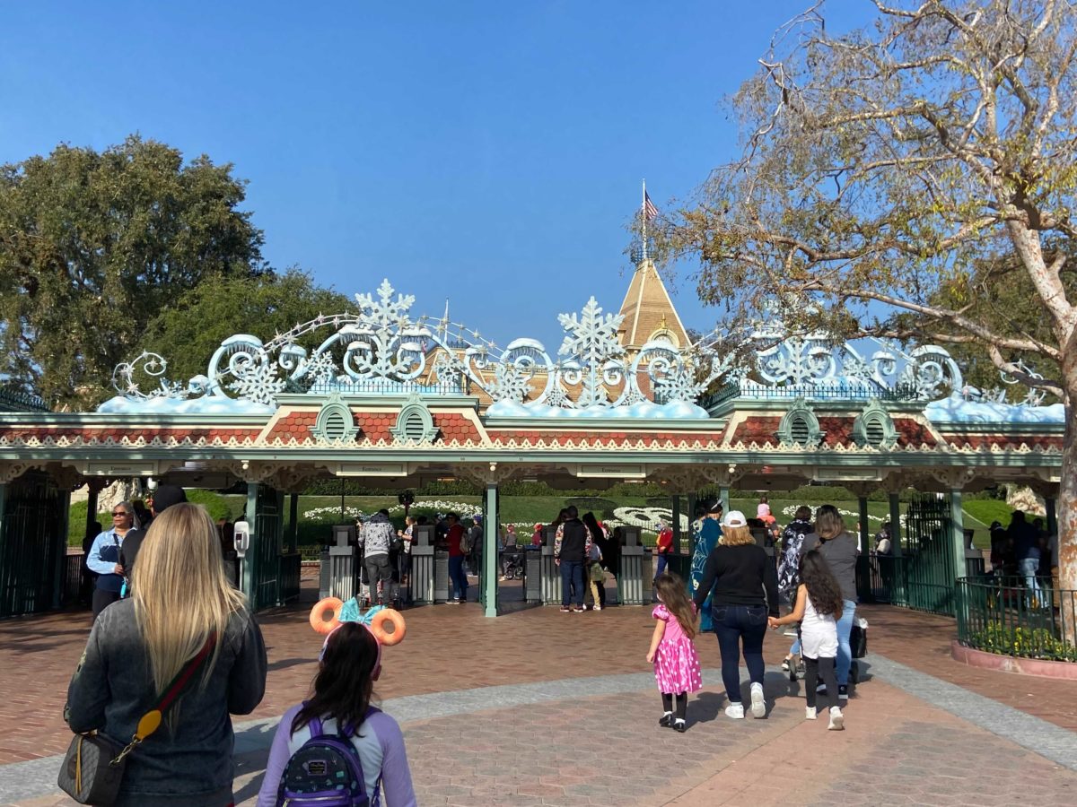 disneyland-entrance-holiday-decorations-1