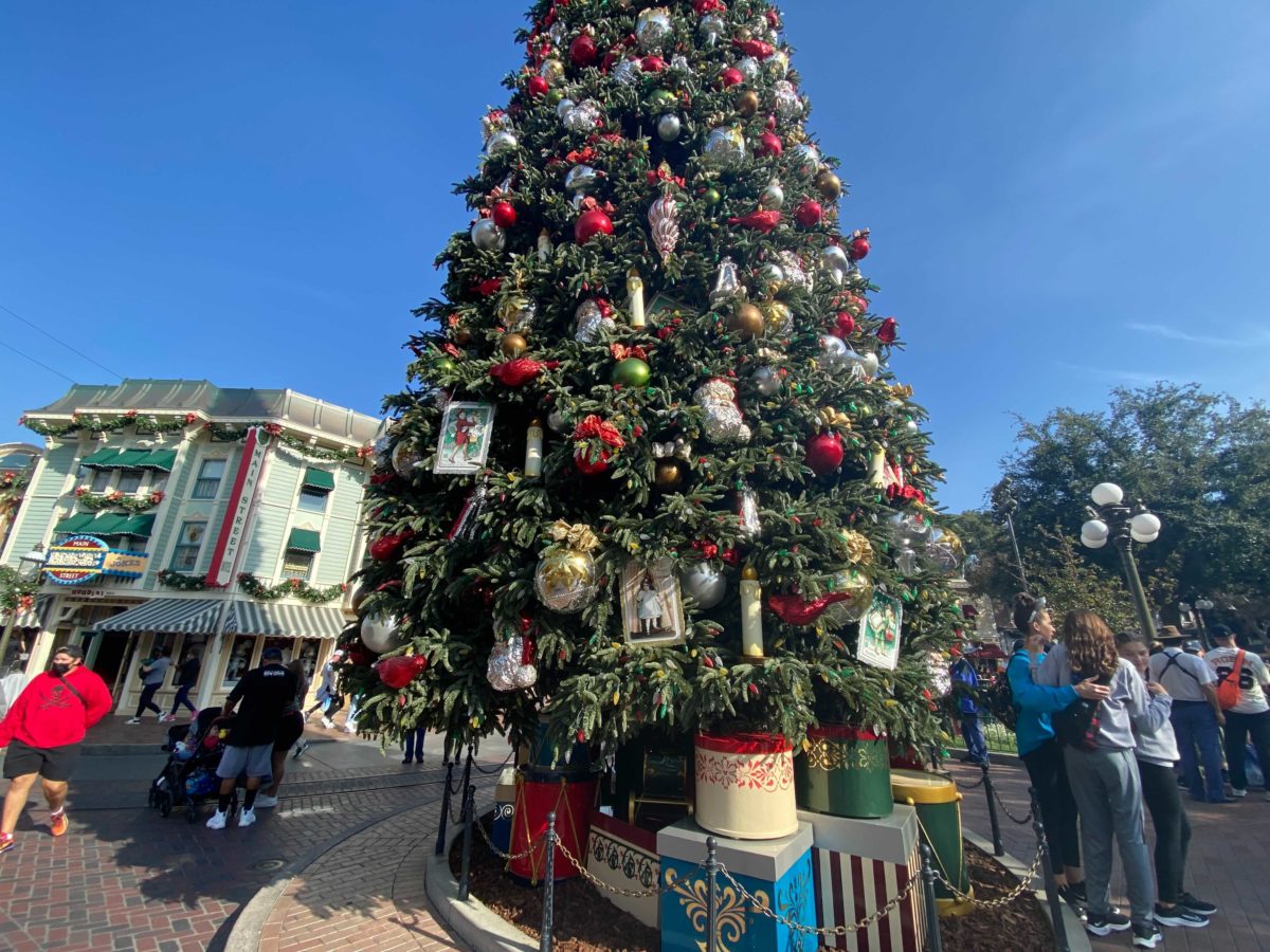 disneyland-main-street-christmas-tree-10