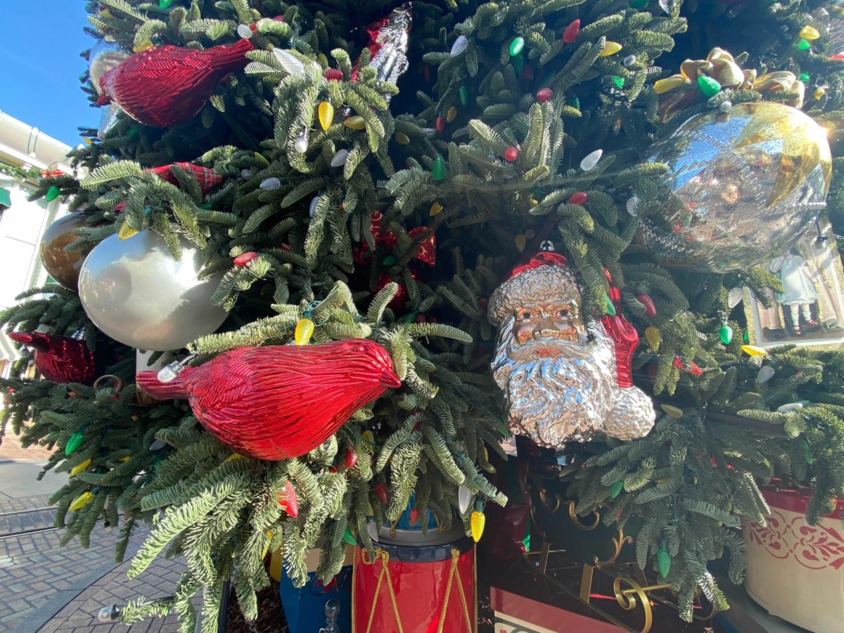 disneyland-main-street-christmas-tree-11