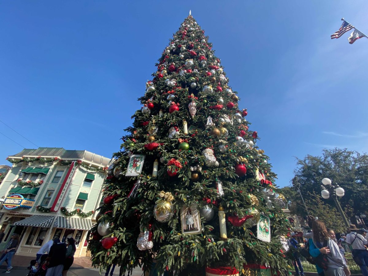 disneyland-main-street-christmas-tree-12