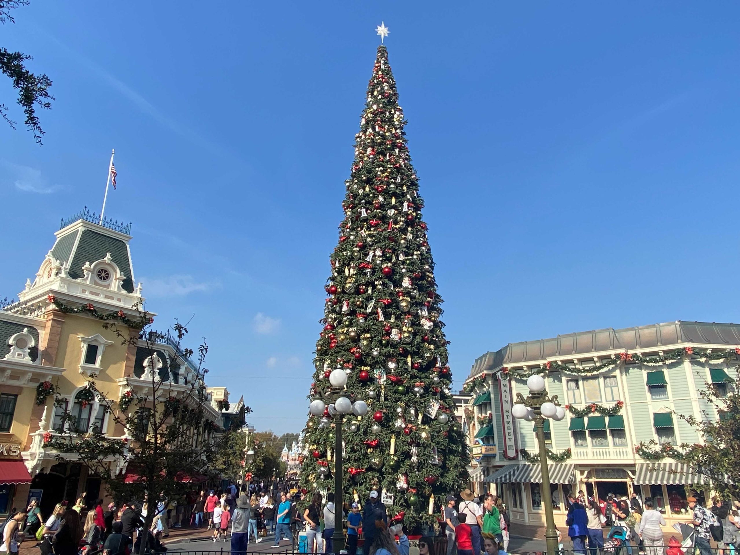 disneyland-main-street-christmas-tree-3