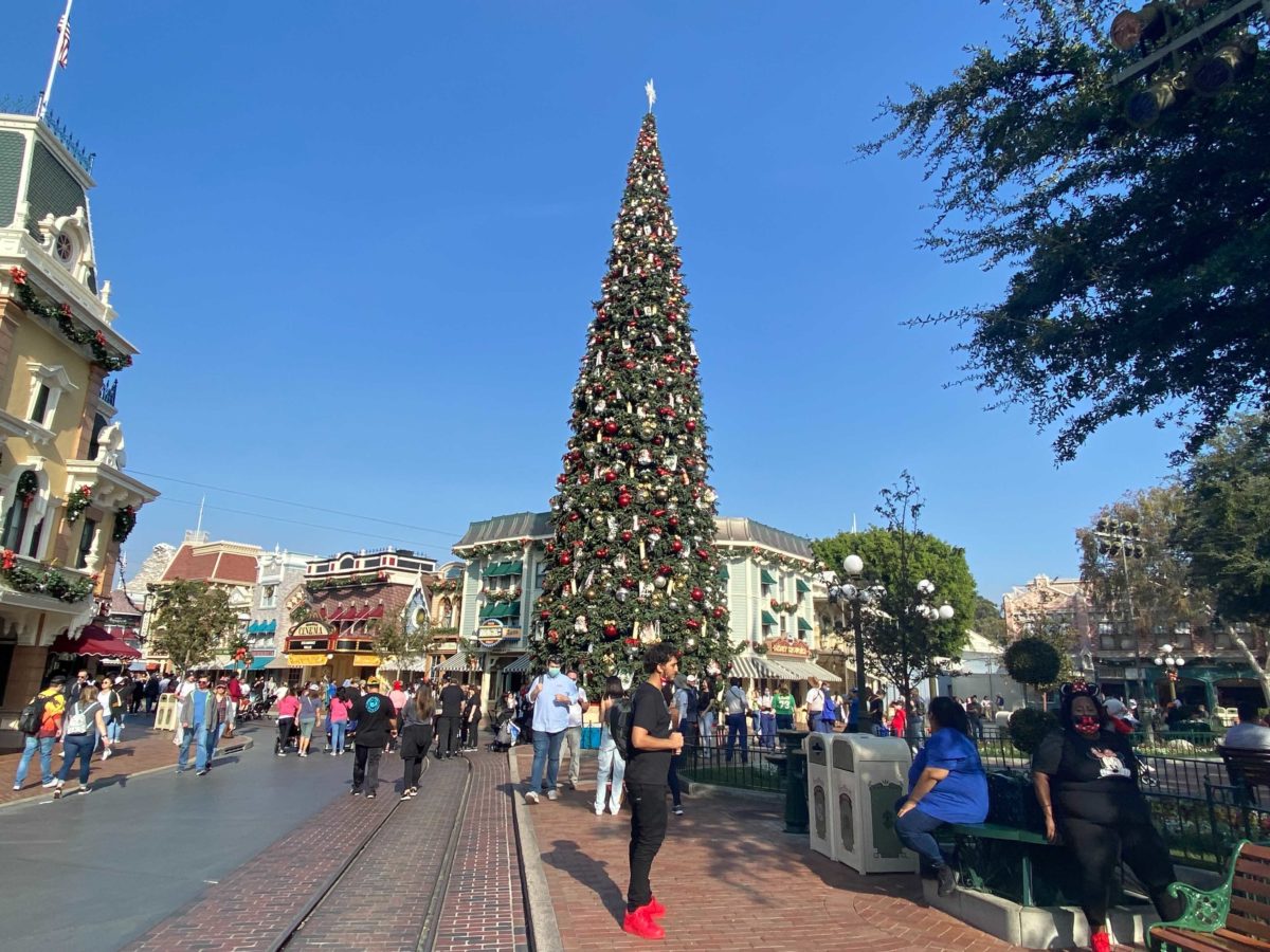 disneyland-main-street-christmas-tree-5