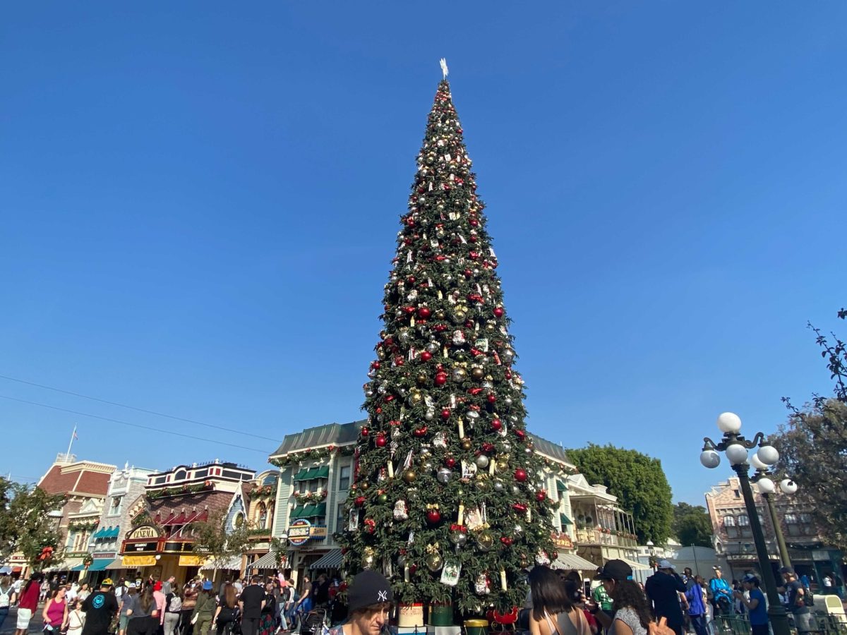 disneyland-main-street-christmas-tree-6
