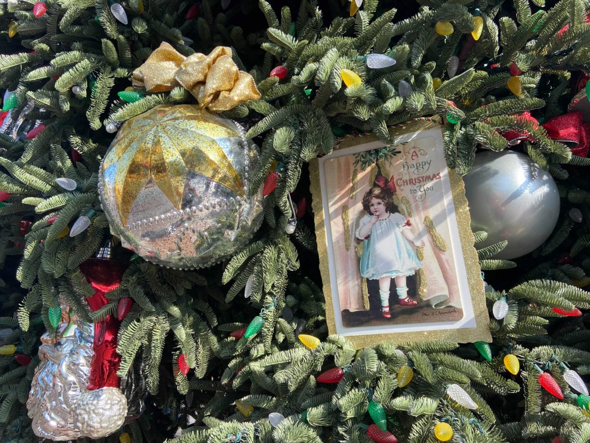 disneyland-main-street-christmas-tree-7