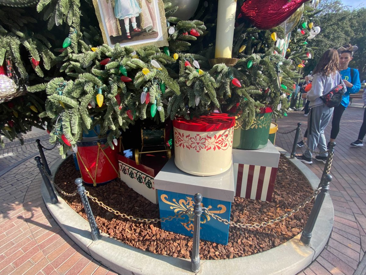 disneyland-main-street-christmas-tree-9