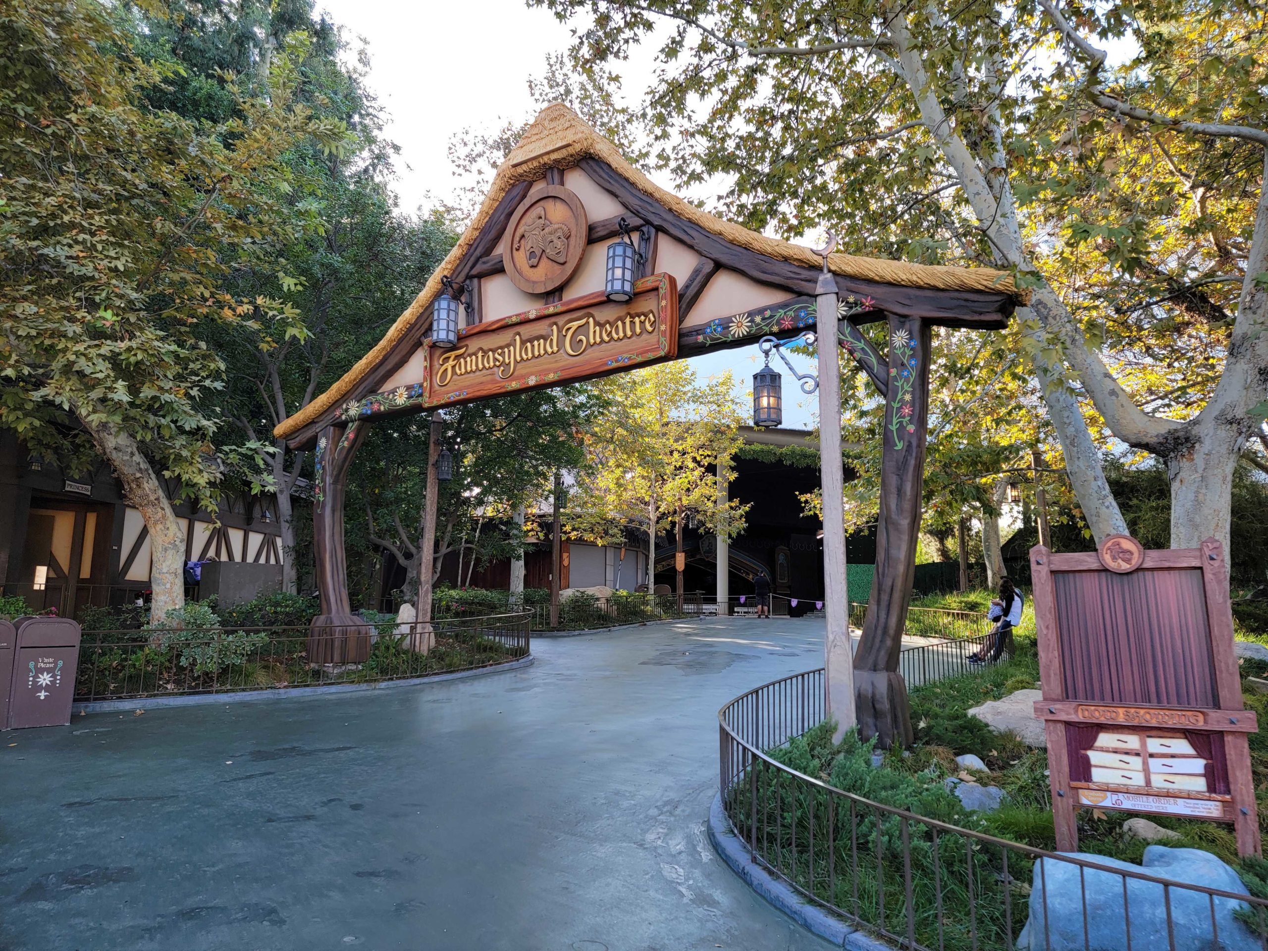 fantasyland-theatre-entrance-143410-9613677