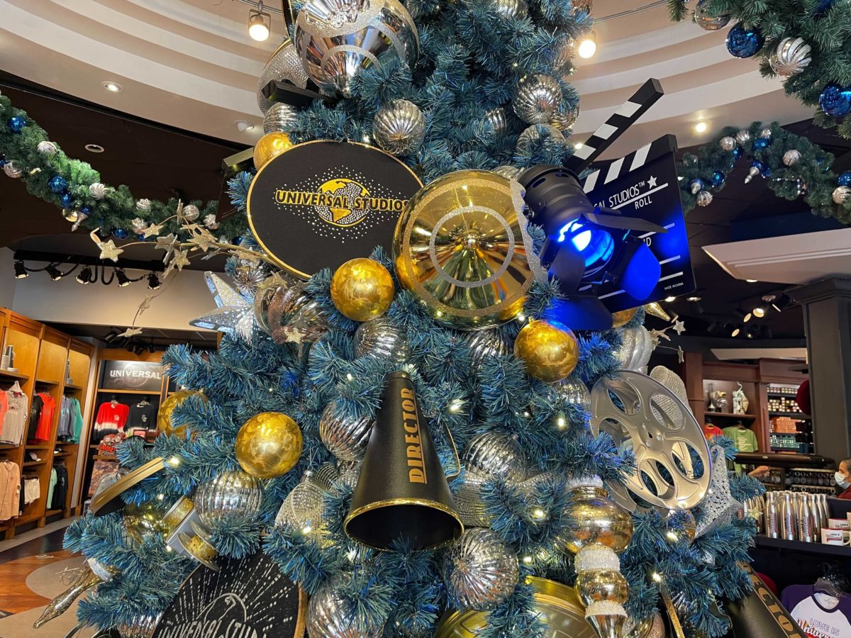 holiday-tree-hunt-usf-uni-studios-store-main-tree-1-9933920