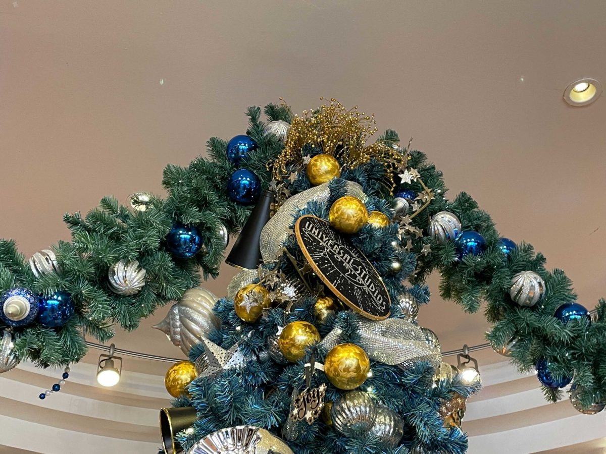 holiday-tree-hunt-usf-uni-studios-store-main-tree-3-5089854