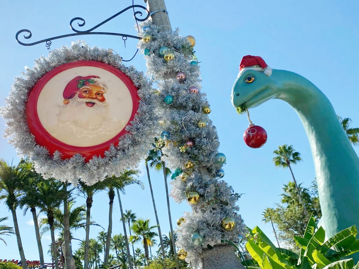 hollywood-studios-christmas-decorations-7-7228853-1200x900-1