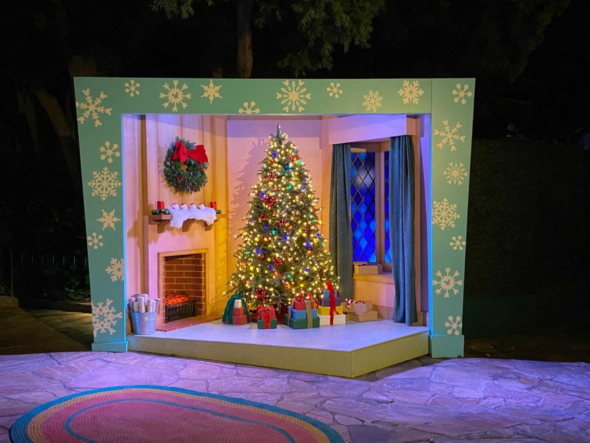 merriest-nights-christmas-tree-photo-op-1