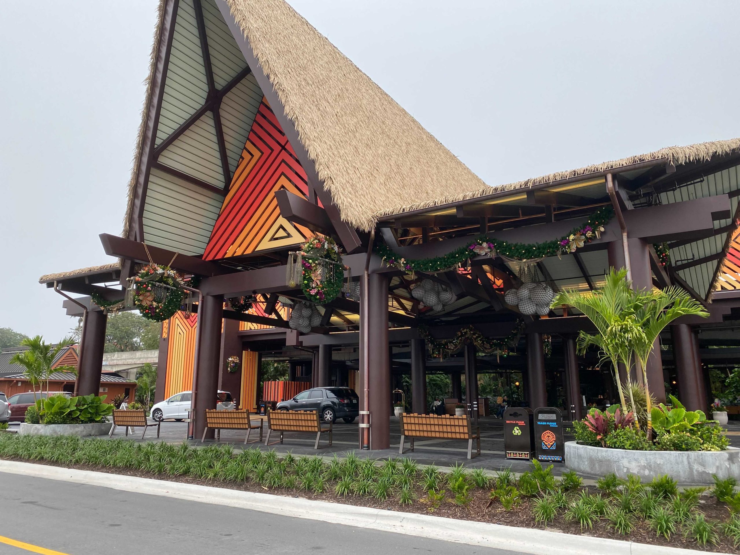 polynesian-holiday-decorations-1-6606079