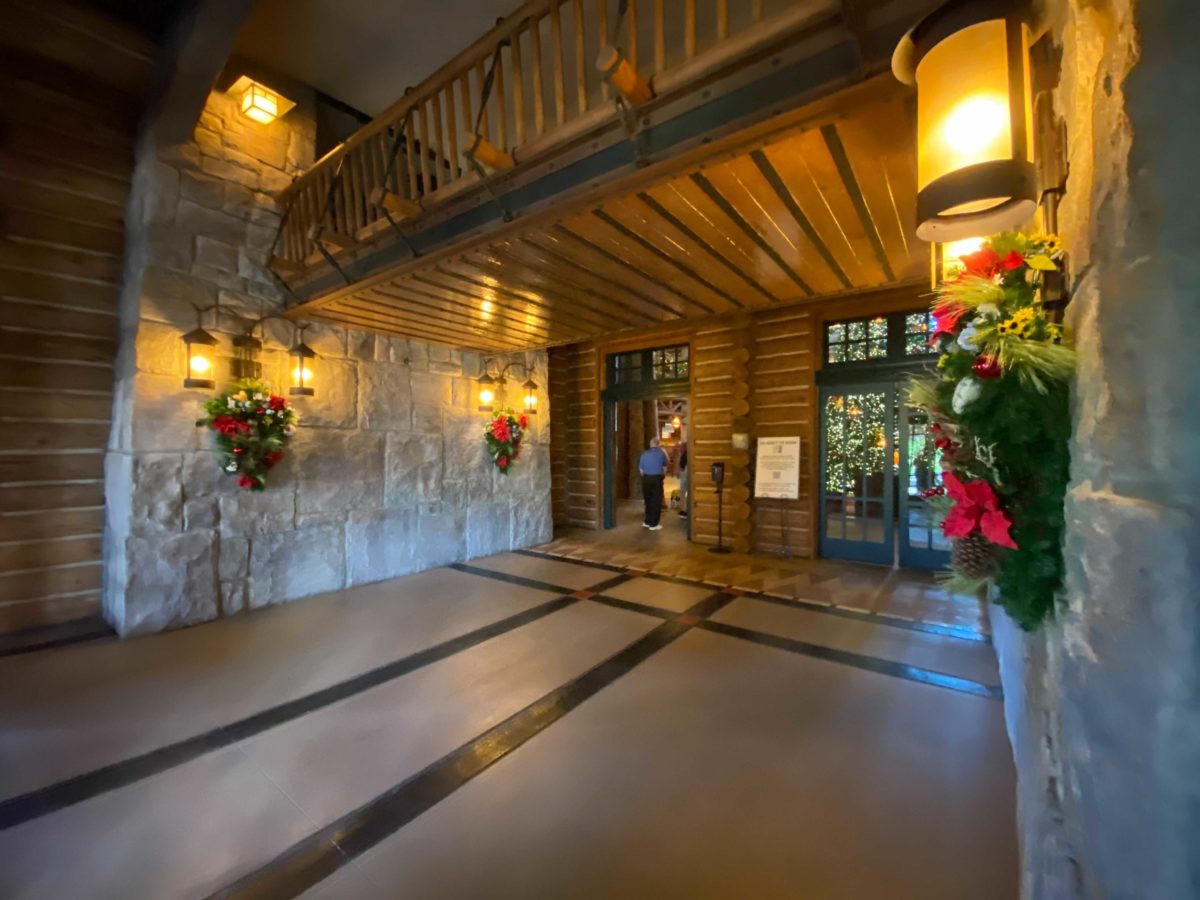 wilderness-lodge-christmas-4-7120914